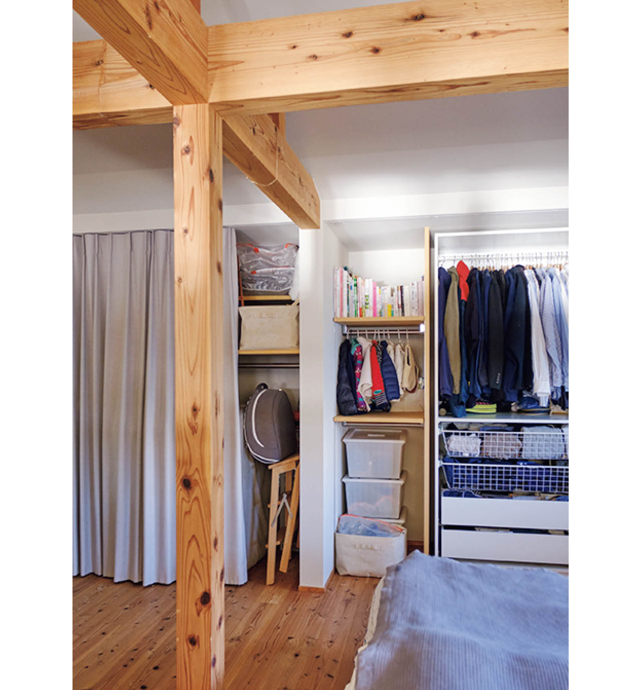 家族の衣類も集約している寝室収納。扉は付けずカーテンで目隠し。