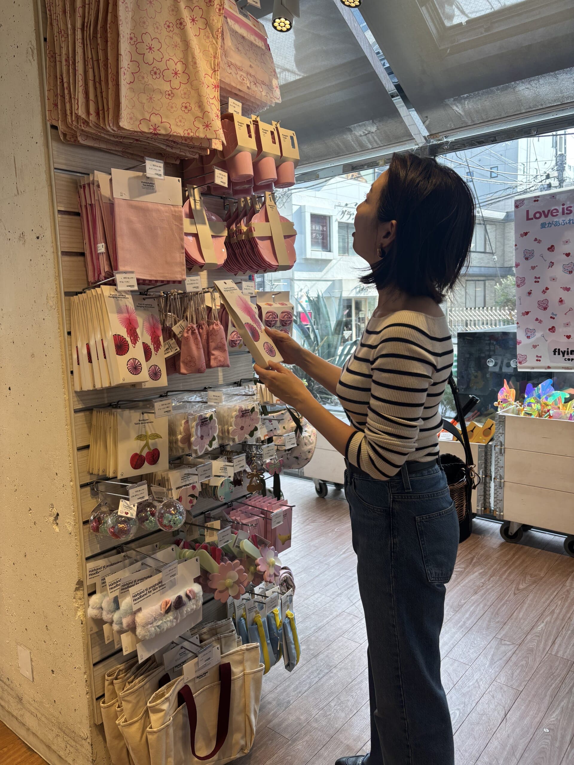 フライングタイガーでお買い物をするライターの川口ゆかりさん