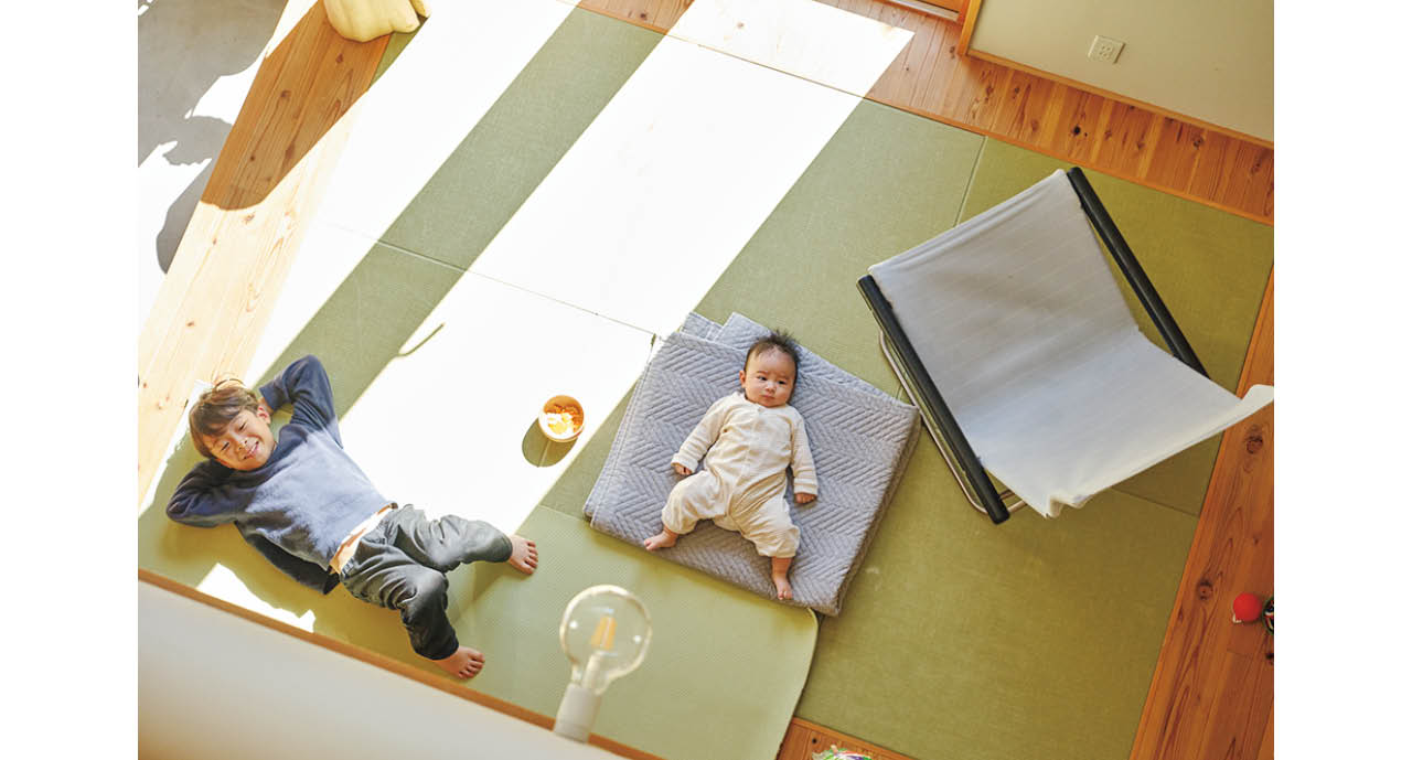 吹き抜けから1階の畳コーナーを見下ろしたところ。