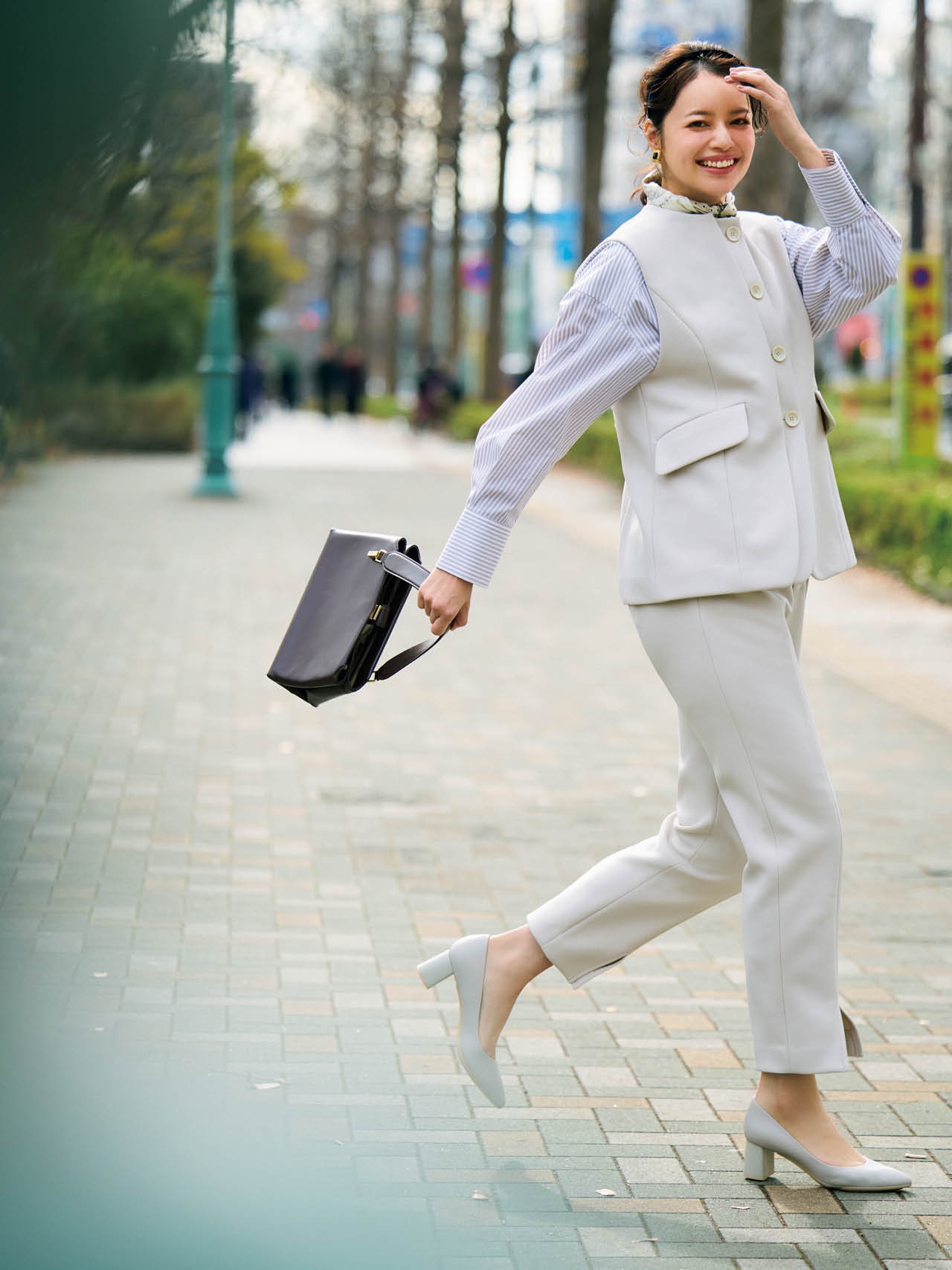 岸本セシルさんのダイアナのパンプスコーデ