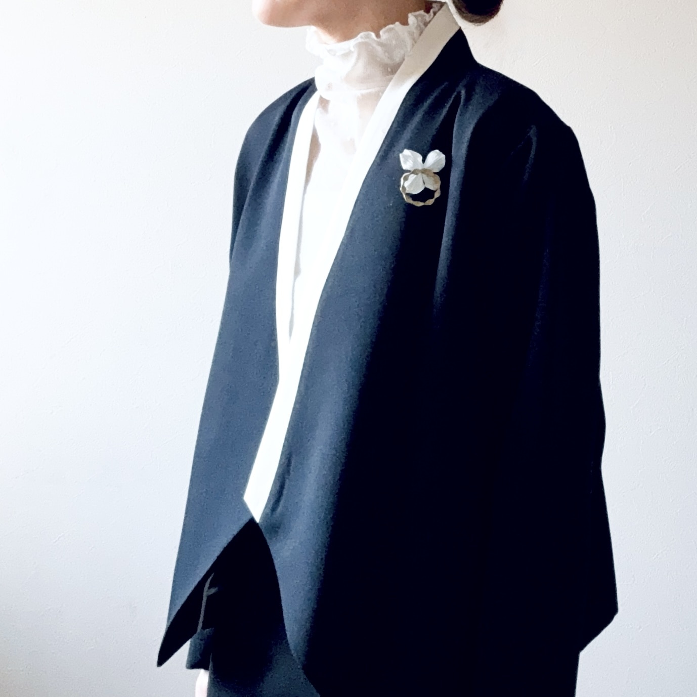 「SEA」のサージ着物ジャケット　IENA LA BOUCLE　インナー　真鍮ブローチ