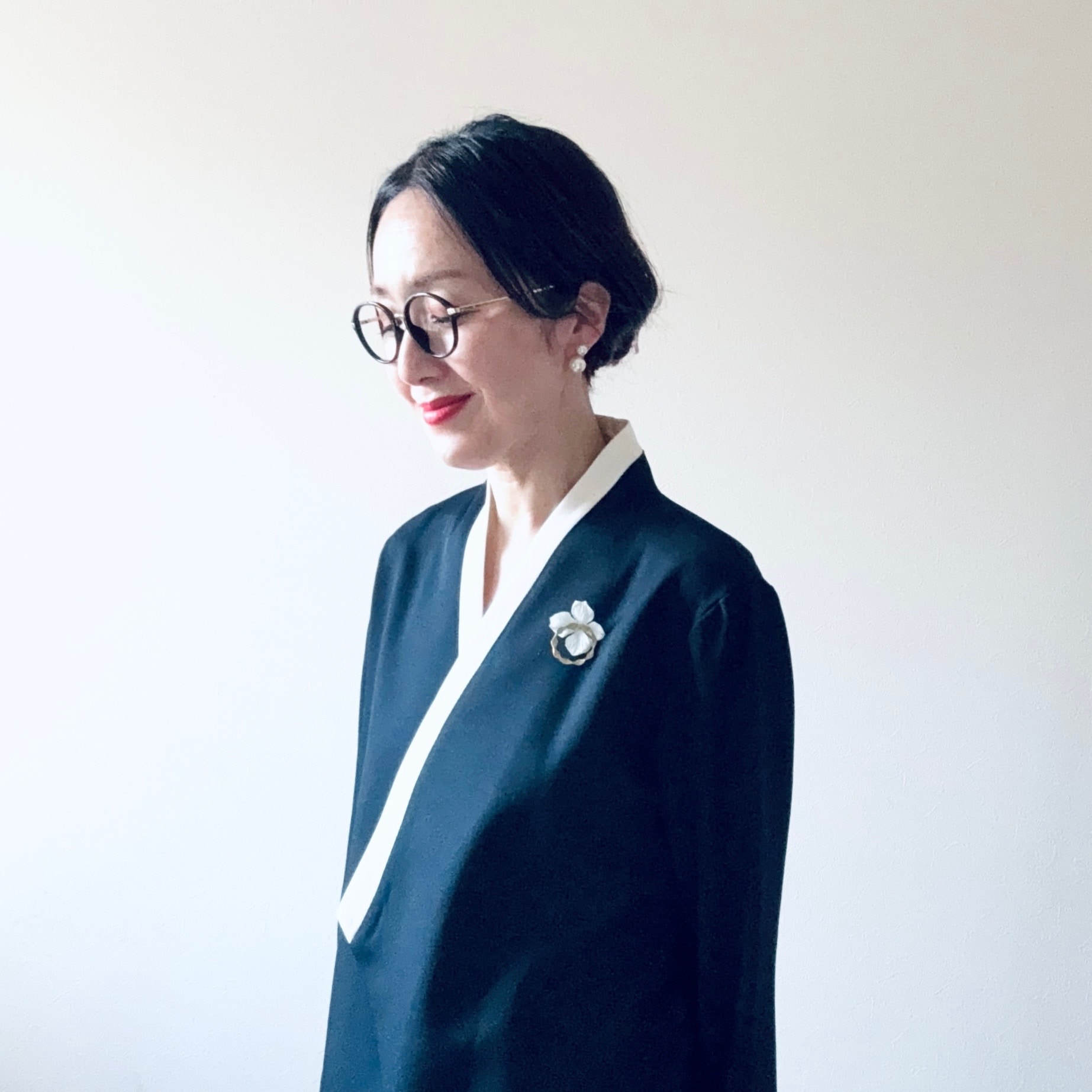 「SEA」のサージ着物ジャケット　IENA LA BOUCLE　インナー　真鍮のブローチ　MUFFINで購入ピアス