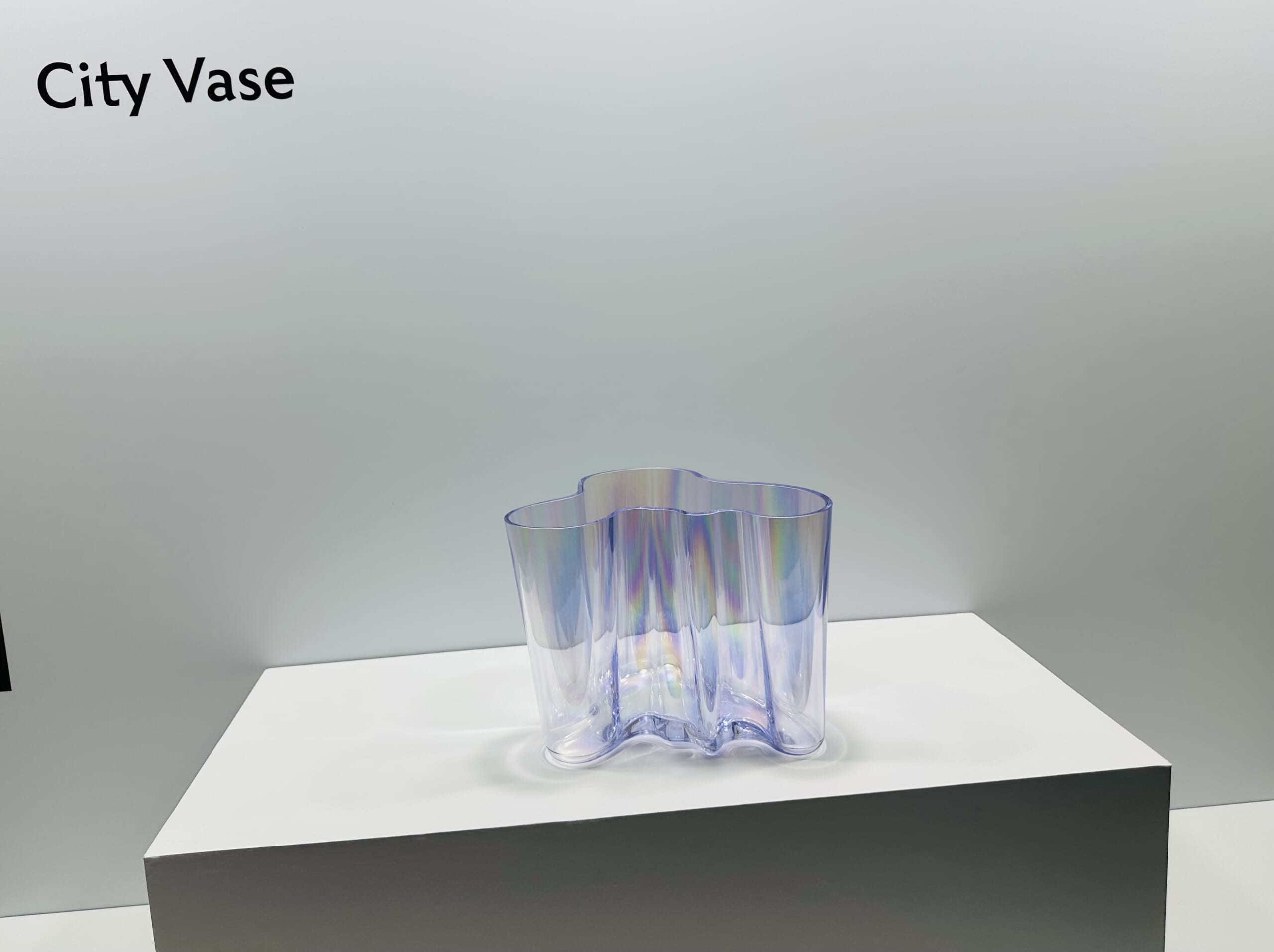 Aalto City Vaseの中で、東京をイメージしたカラー「ラスターライラック」