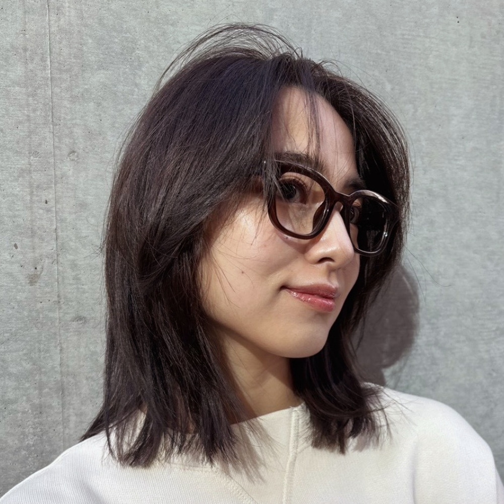 ナチュラルなのにサマになる大人のレイヤーヘア【小顔効果と洒落感が増すロブスタイル】アザーカット01