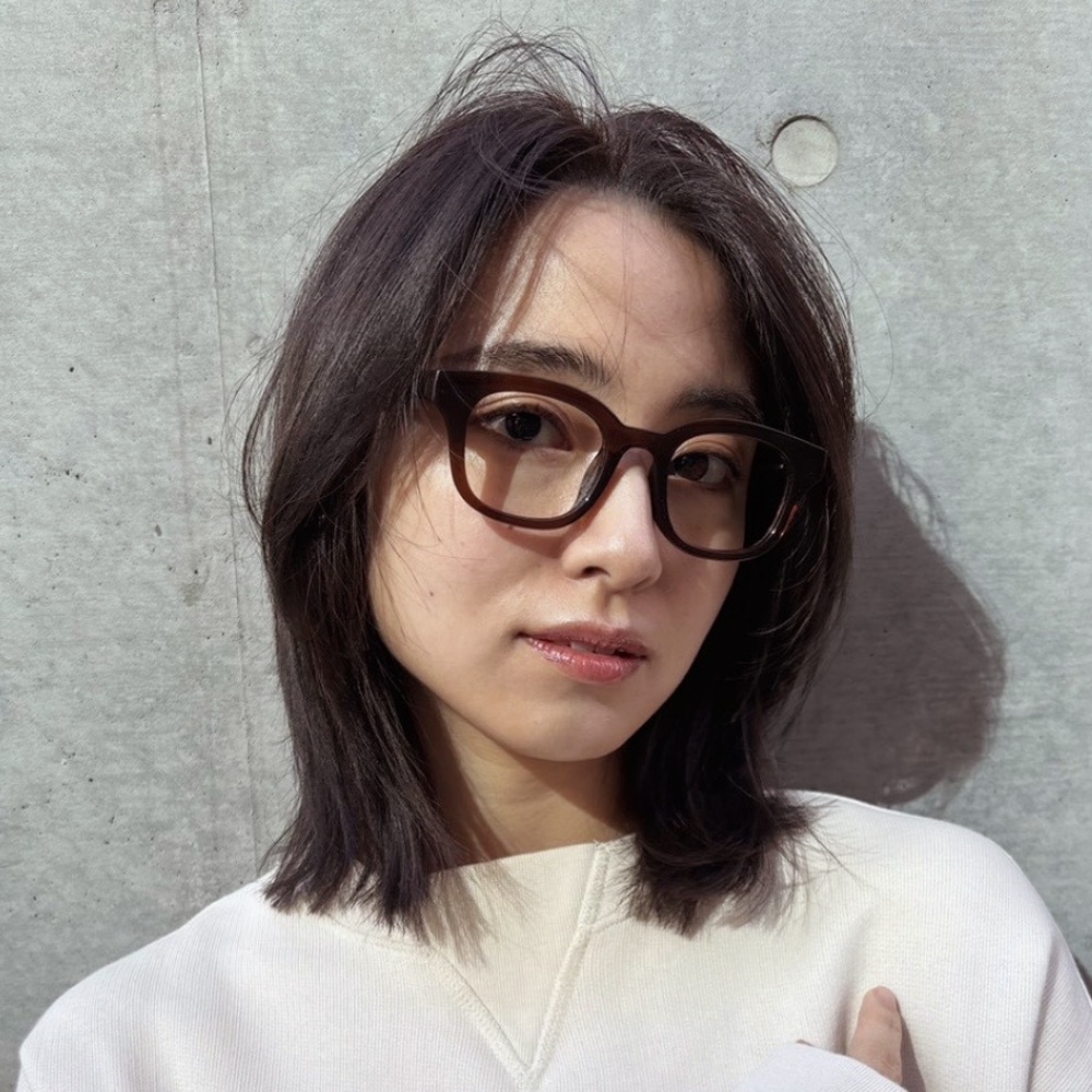 ナチュラルなのにサマになる大人のレイヤーヘア【小顔効果と洒落感が増すロブスタイル】アザーカット02