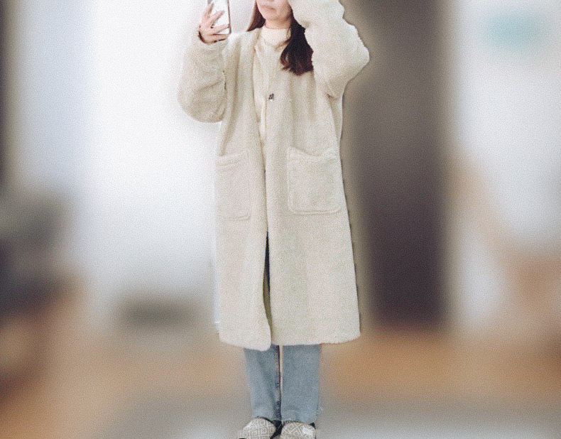 コートを羽織っている