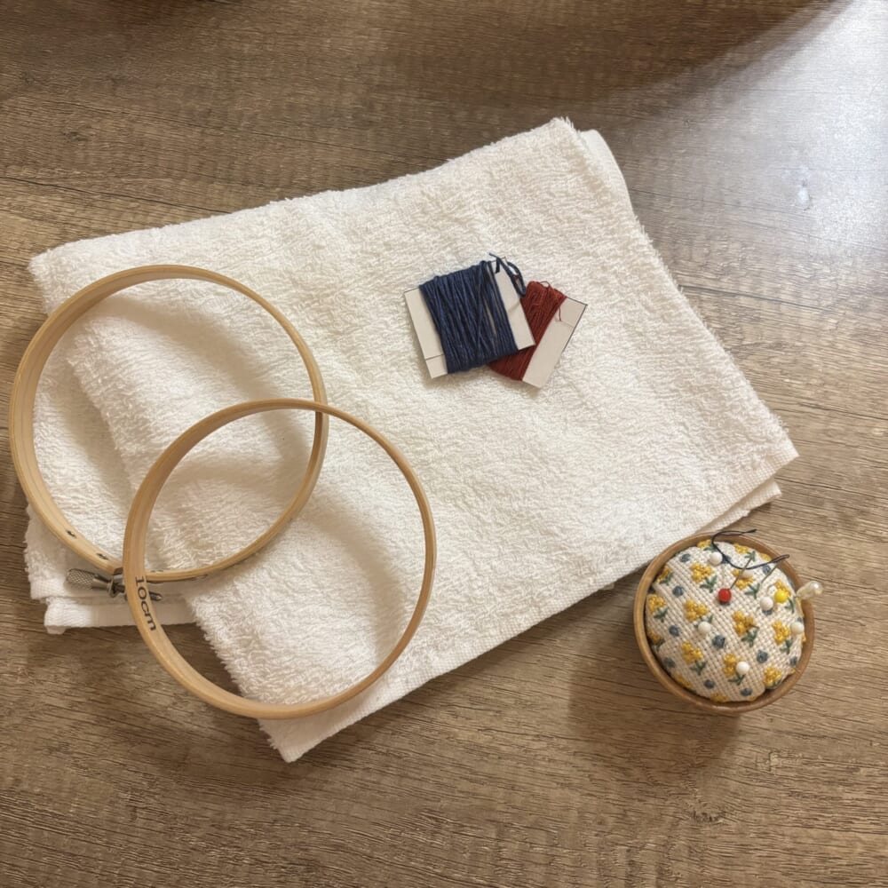 刺繍の道具と白いフェイスタオル