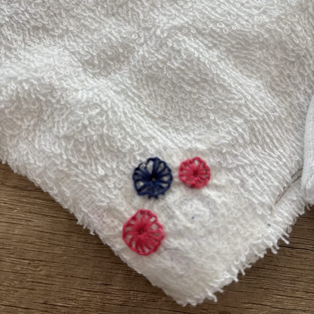 小菊のような刺繍を施し、完成したふきん