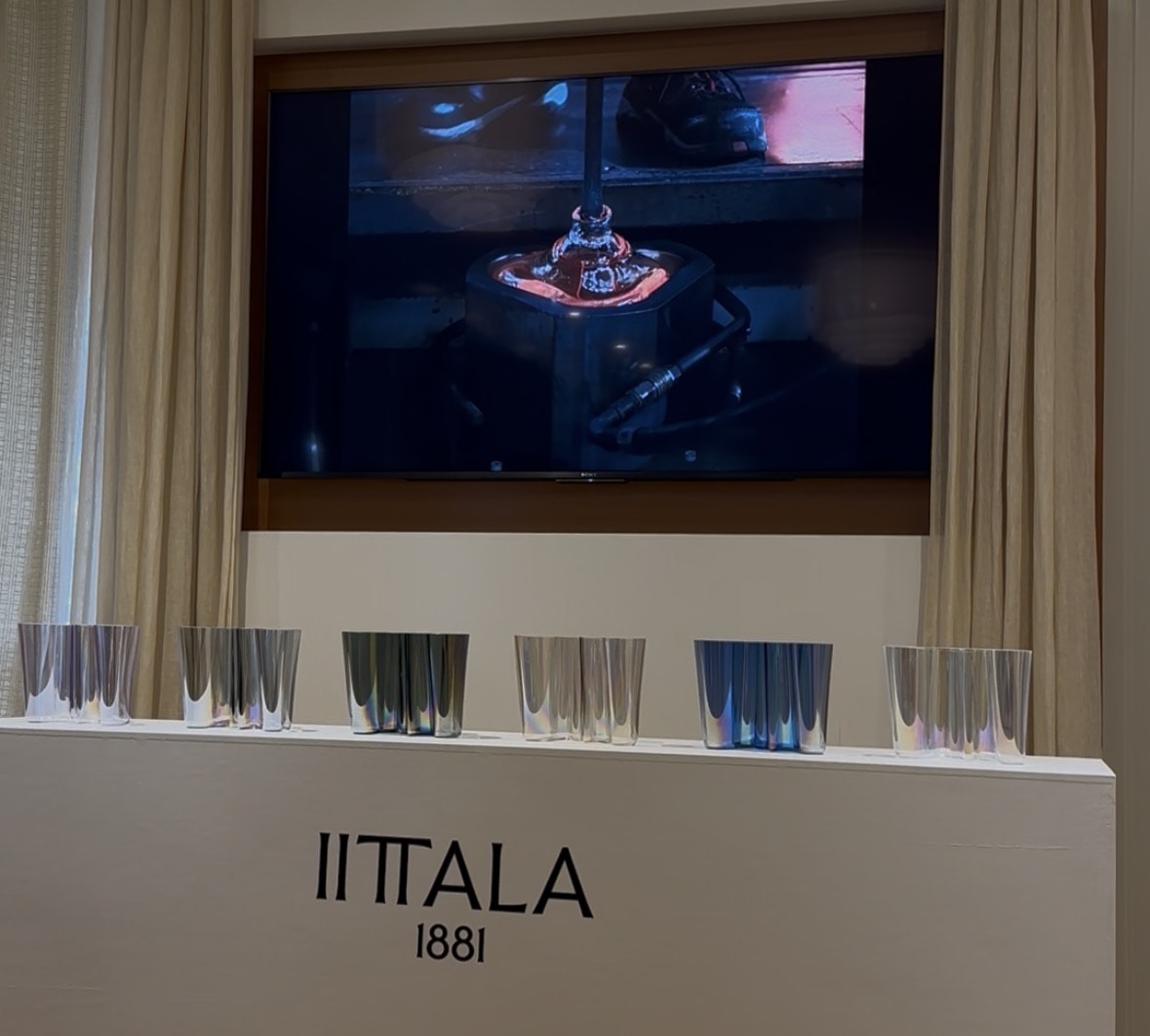 フィンランドのイッタラガラス工場の様子を映す動画