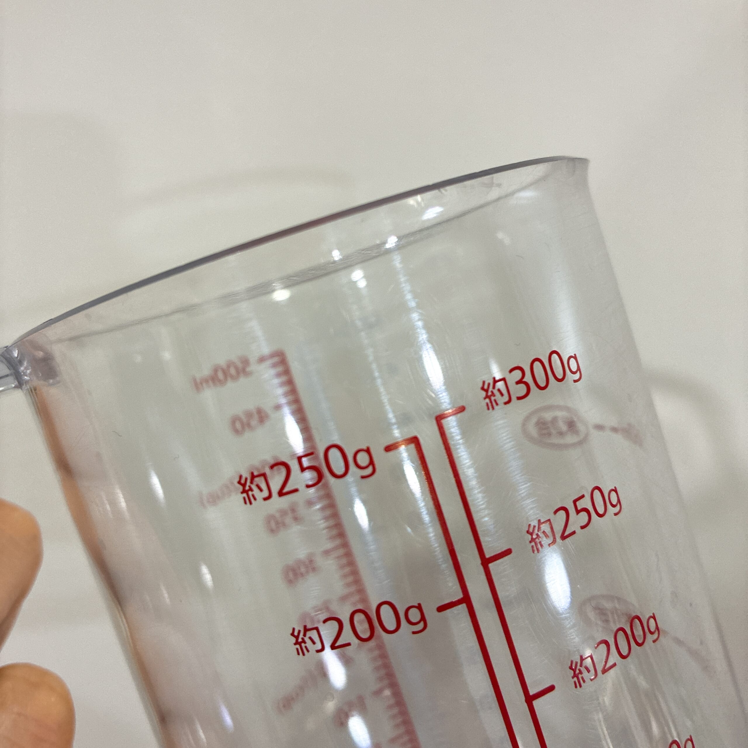 どこでも注げる耐熱計量カップ 500ml　貝印　キッチングッズ