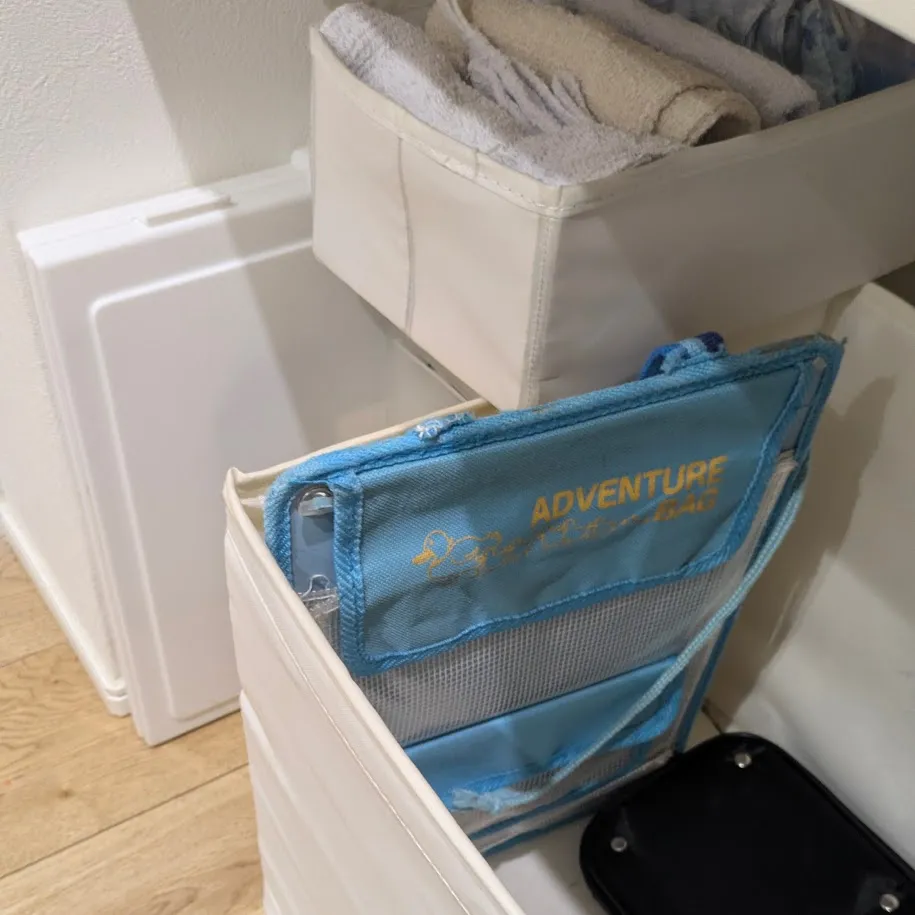 下段の折りたたみ式BOX（イケア）