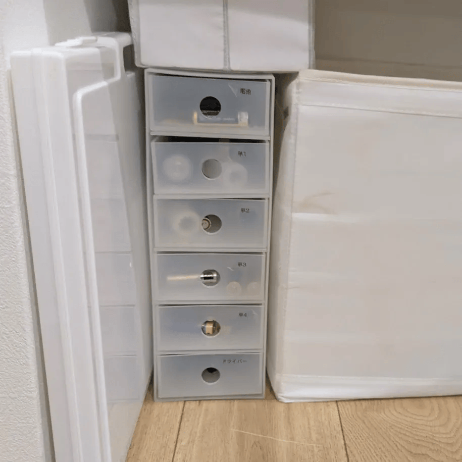 下段の無印良品『再生ポリプロピレン入り小物収納ボックス6段』