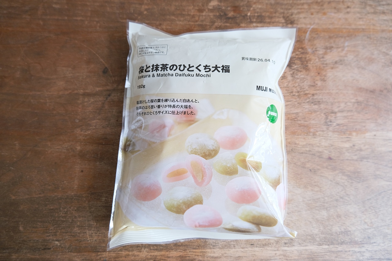 桜と抹茶のひとくち大福(450円)