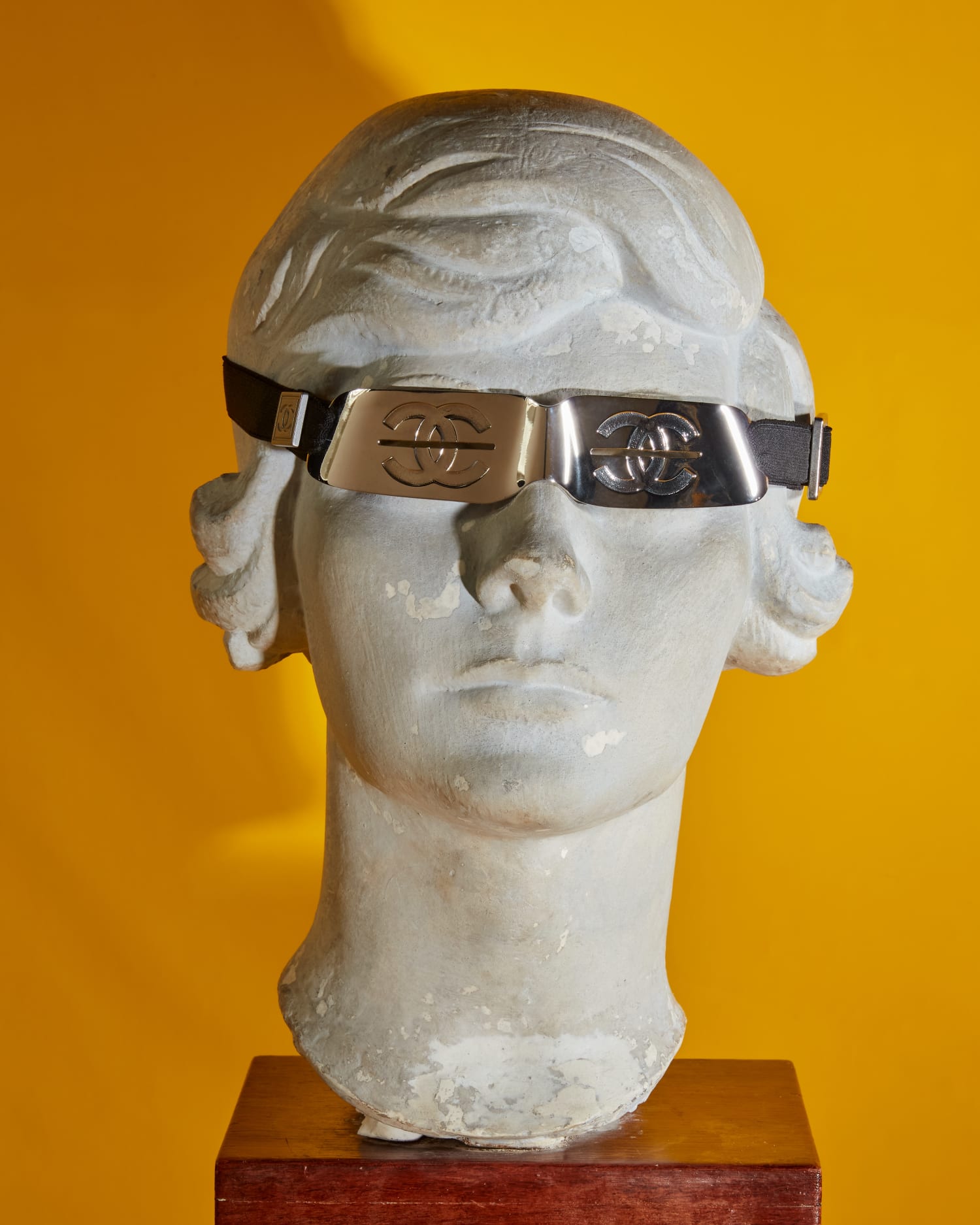 ジャック リプシッツ作 ココ シャネルの石膏像 1921年
CHANEL サングラス 2002/03年秋冬 プレタポルテ コレクション –
パリ、パトリモアンヌ・シャネル蔵
©CHANEL/Roe Ethridge