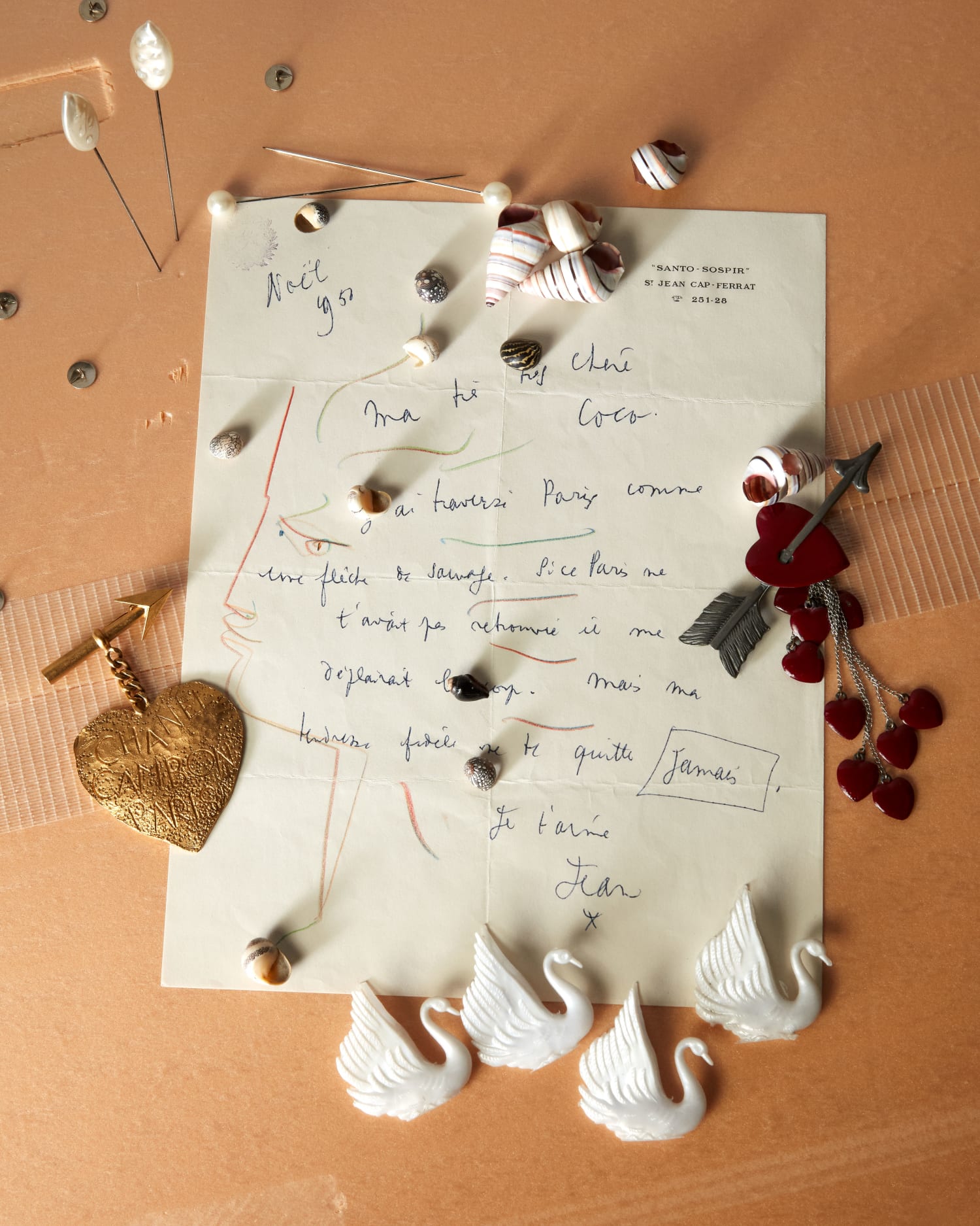ジャン コクトーからガブリエル シャネルへの手紙 1951年 CHANEL ブローチ 1993年春夏 プレタポルテ コレクション – パリ、パトリモアンヌ・シャネル蔵 ©CHANEL/Roe Ethridge ©Adagp/Comité Cocteau, Paris, 2025