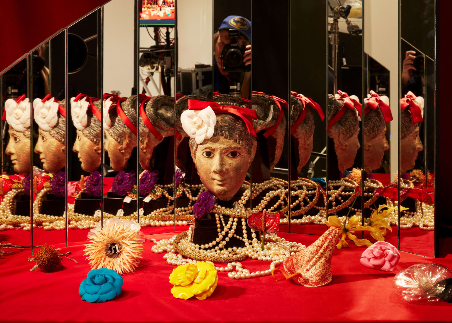 エジプトの葬儀用マスク 2世紀 -ガブリエル シャネルのアパルトマン (カンボン通り31番地)蔵 CHANEL パールネックレスとカメリア 1990年代 - パリ、パトリモ アンヌ・シャネル蔵 ©CHANEL/Roe Ethridge