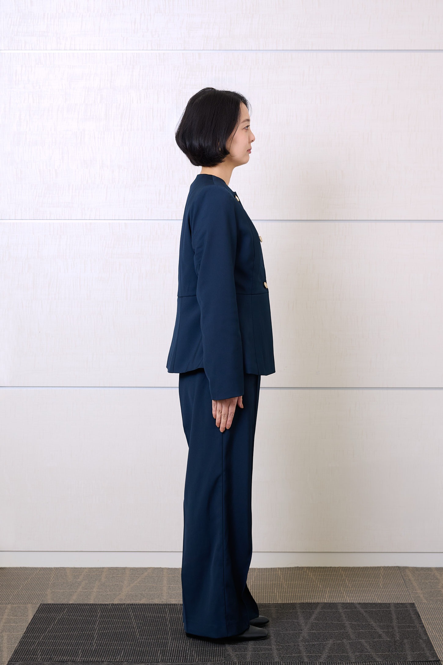 横から見たママエディター高橋夏果が着る「ur’s(ユアーズ)」のジャケット・パンツ・ブラウス