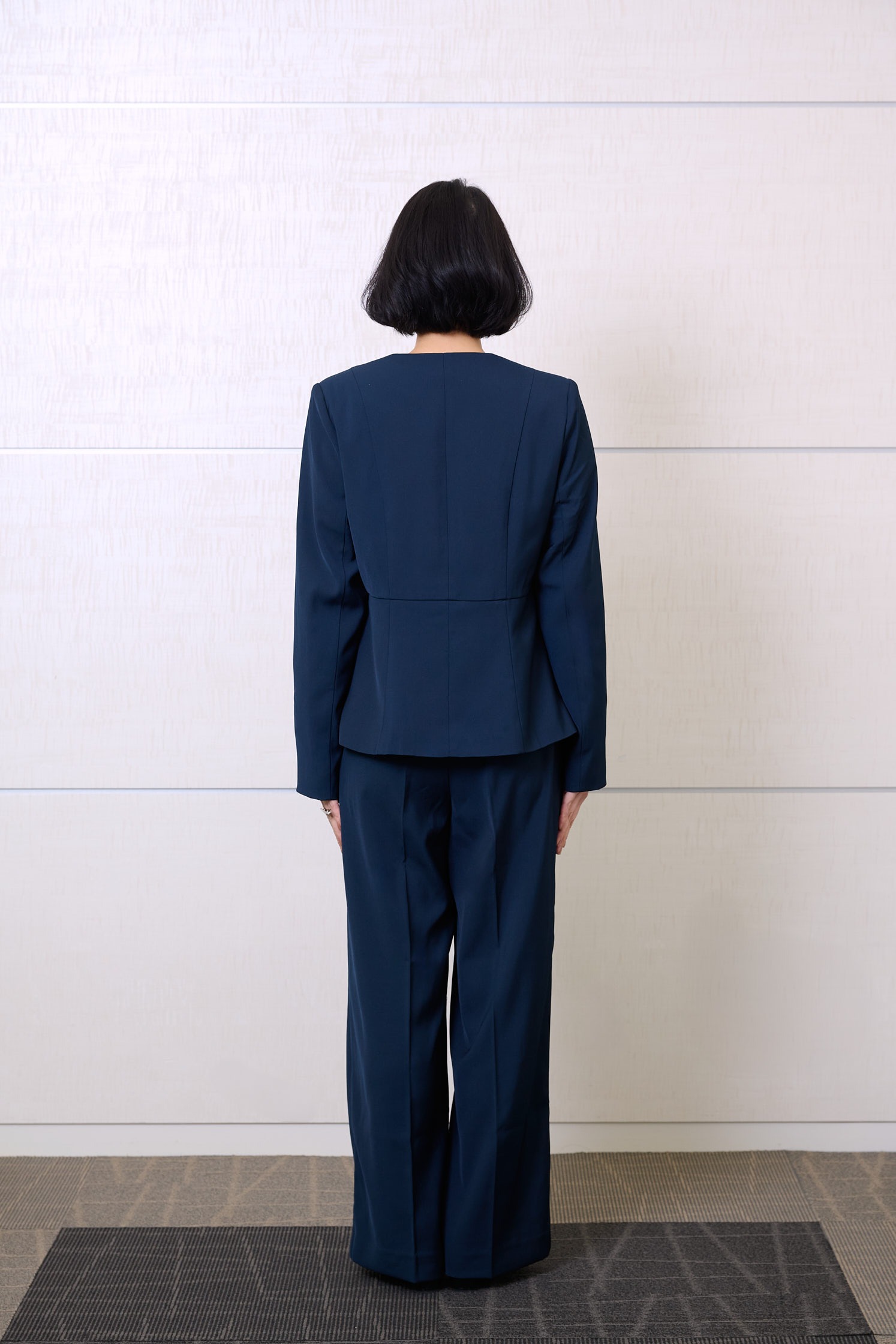 後ろから見たママエディター高橋夏果が着る「ur’s(ユアーズ)」のジャケット・パンツ・ブラウス