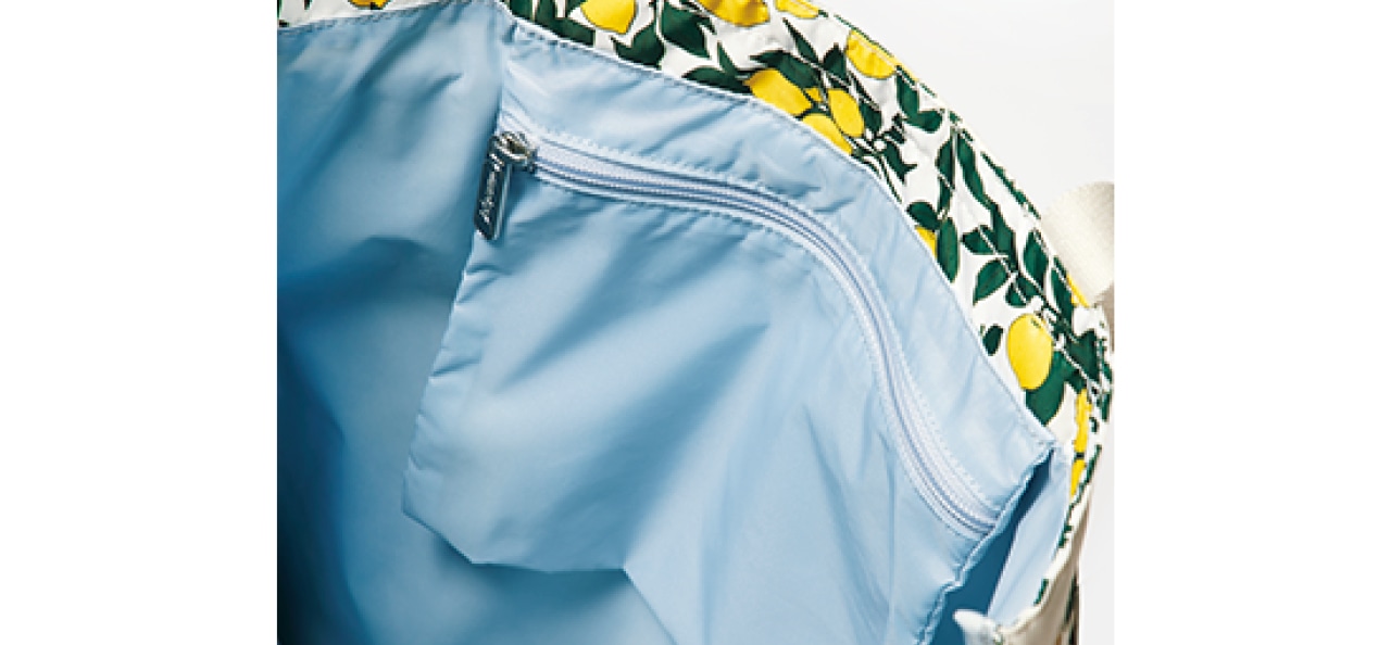 ライナーはさわやかな水色。鍵などの貴重品はこちらのファスナーポケットへ。