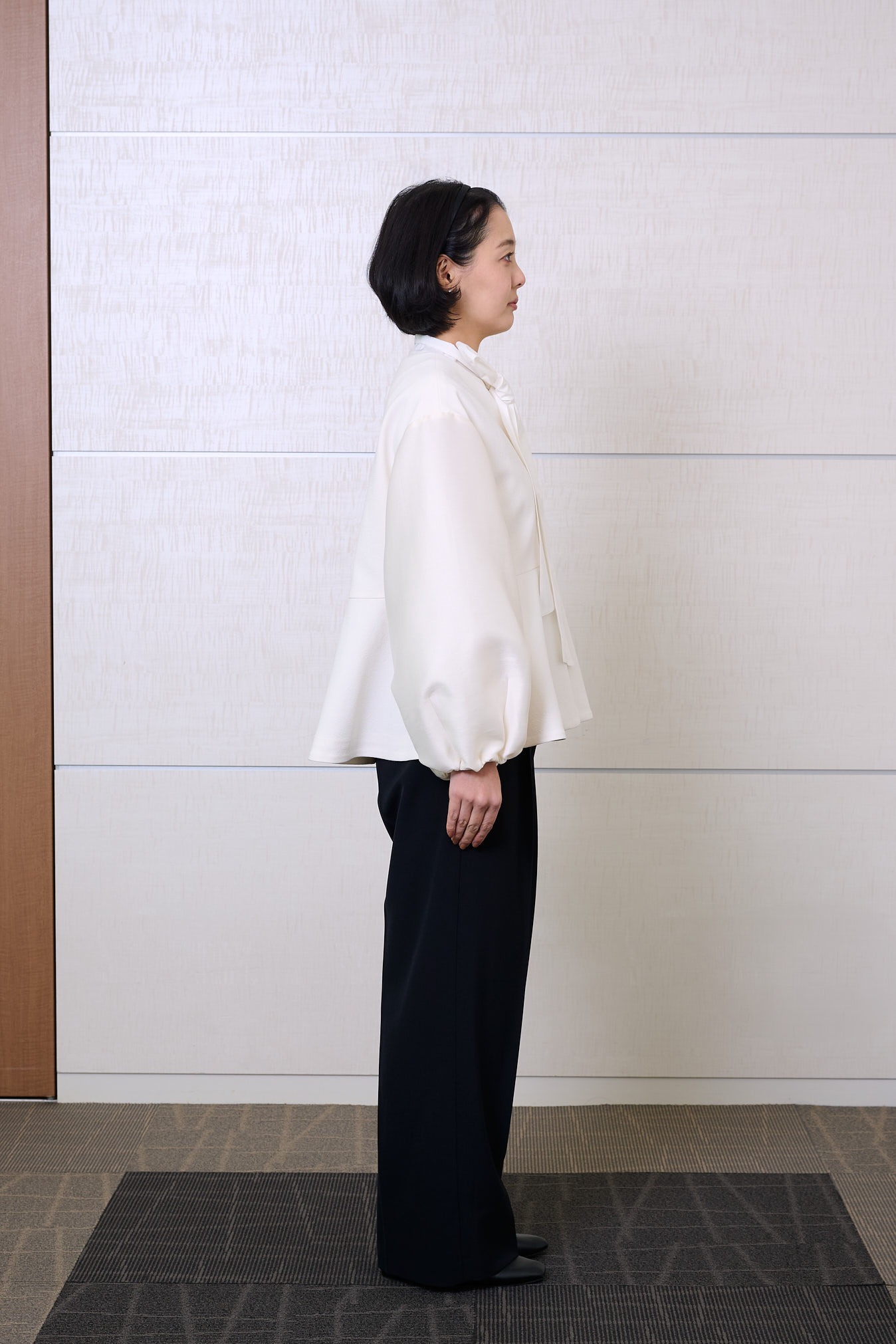 ママエディター高橋夏果がグリーンレーベルリラクシングのハレの日服を試着 横(身長160cm)