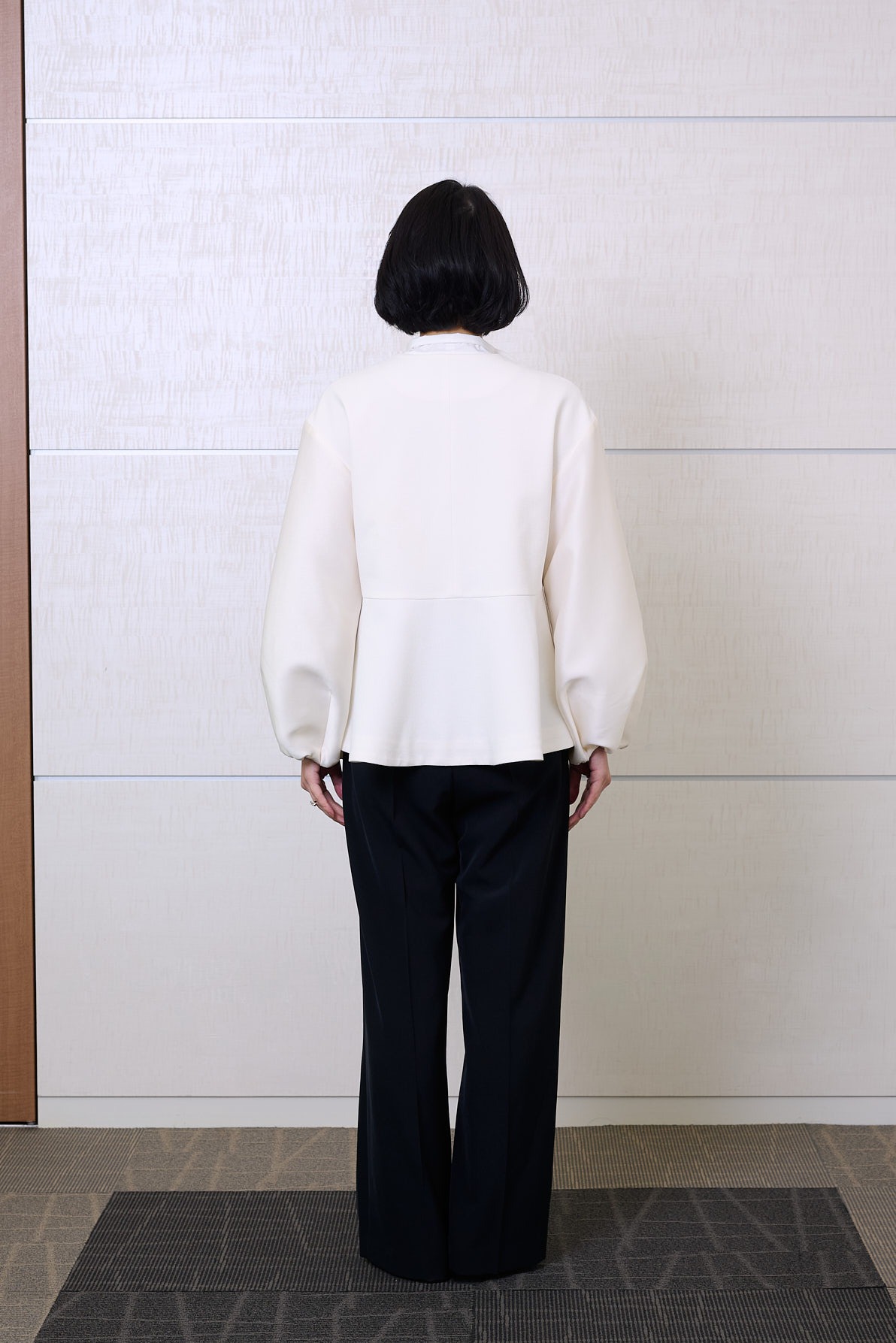 ママエディター高橋夏果がグリーンレーベルリラクシングのハレの日服を試着 後ろ(身長160cm)