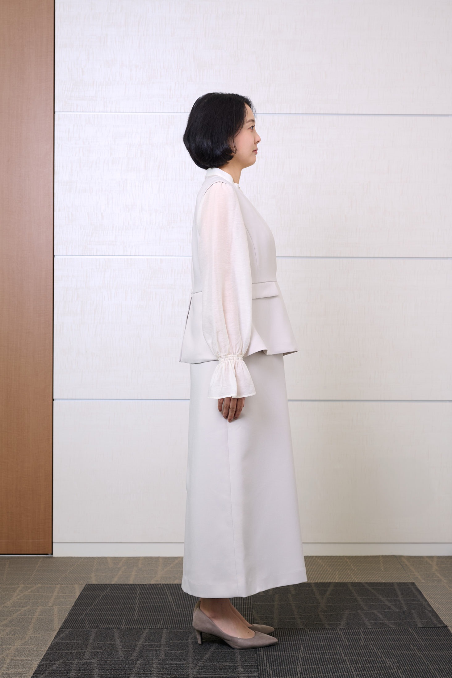 横から見た「SHIPS any(シップス エニィ)」のワンピースを着るママエディター高橋夏果