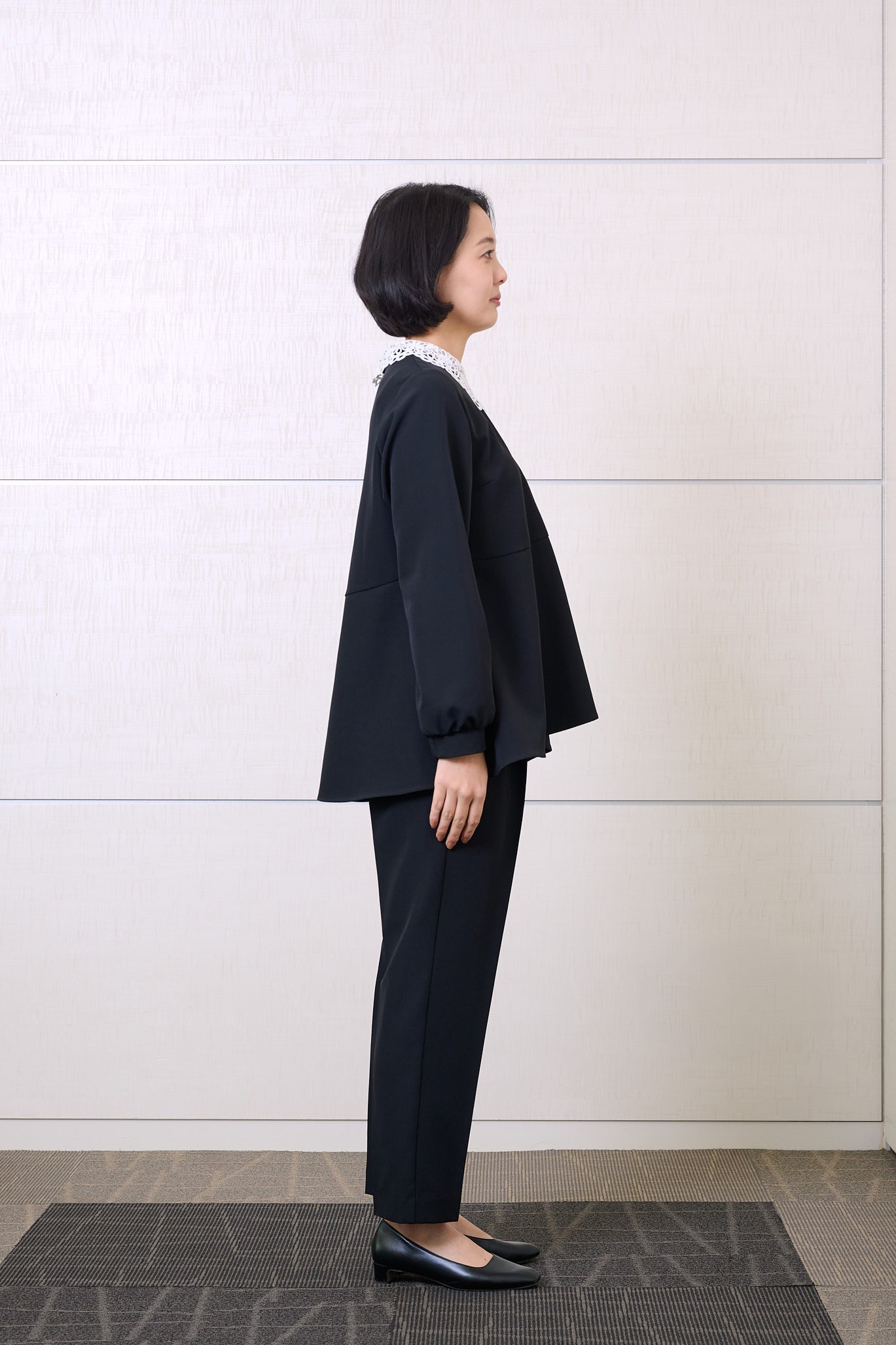 横から見た「GLOBALWORK(グローバルワーク)」のセットアップを着るママエディター高橋夏果