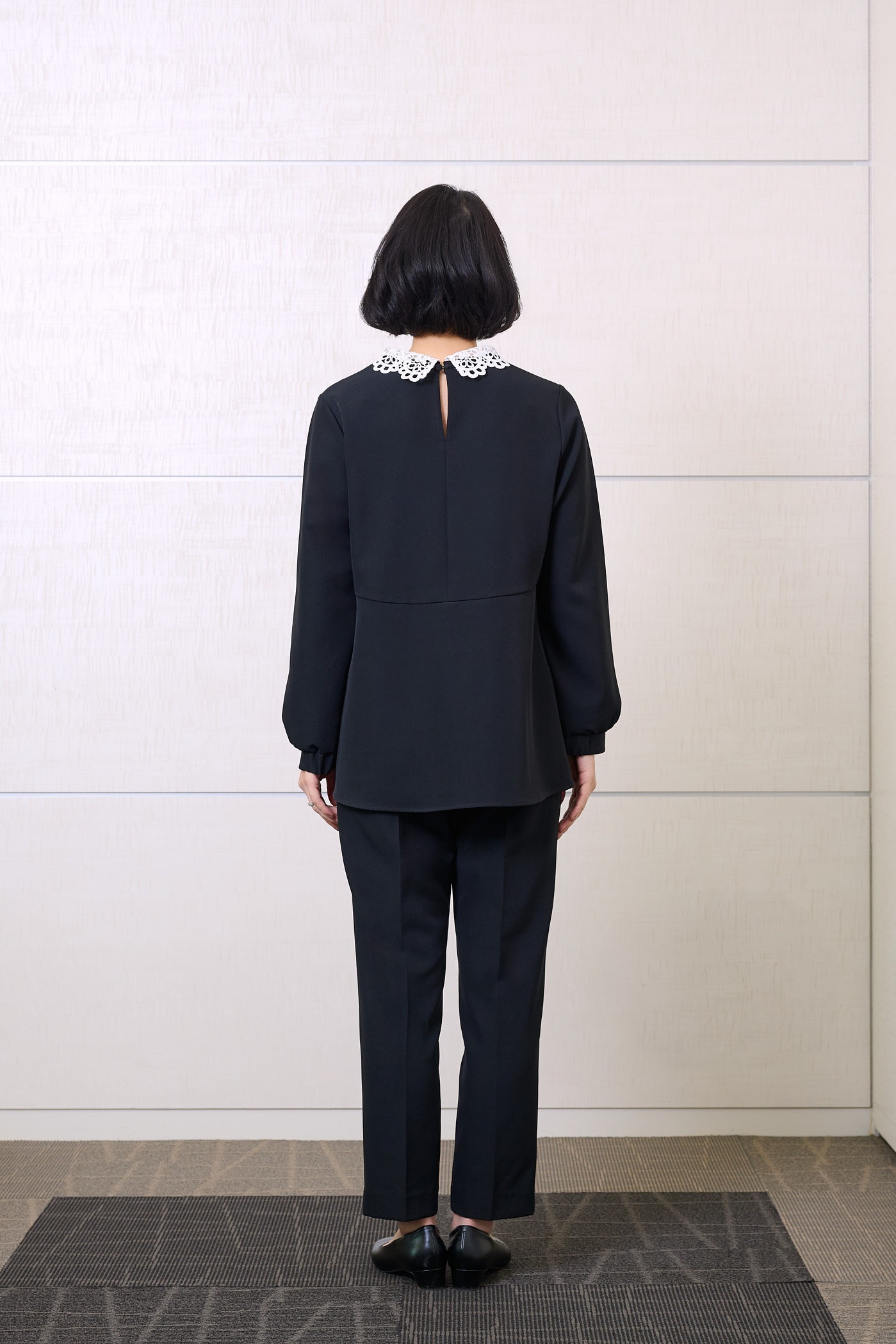 後ろから見た「GLOBALWORK(グローバルワーク)」のセットアップを着るママエディター高橋夏果