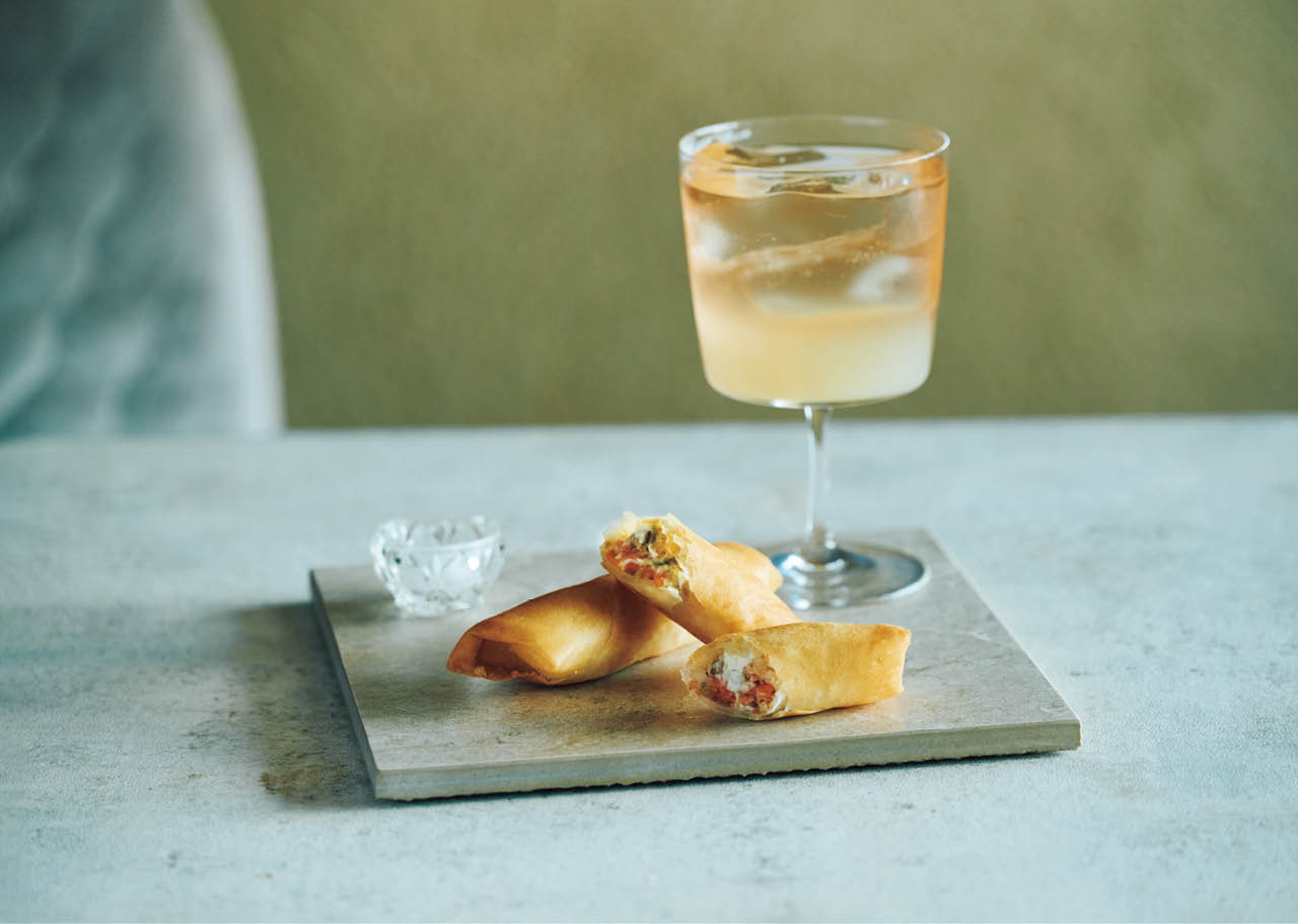 サーモンとクリームチーズの春巻き withスパークリングロゼ・パンプルムース