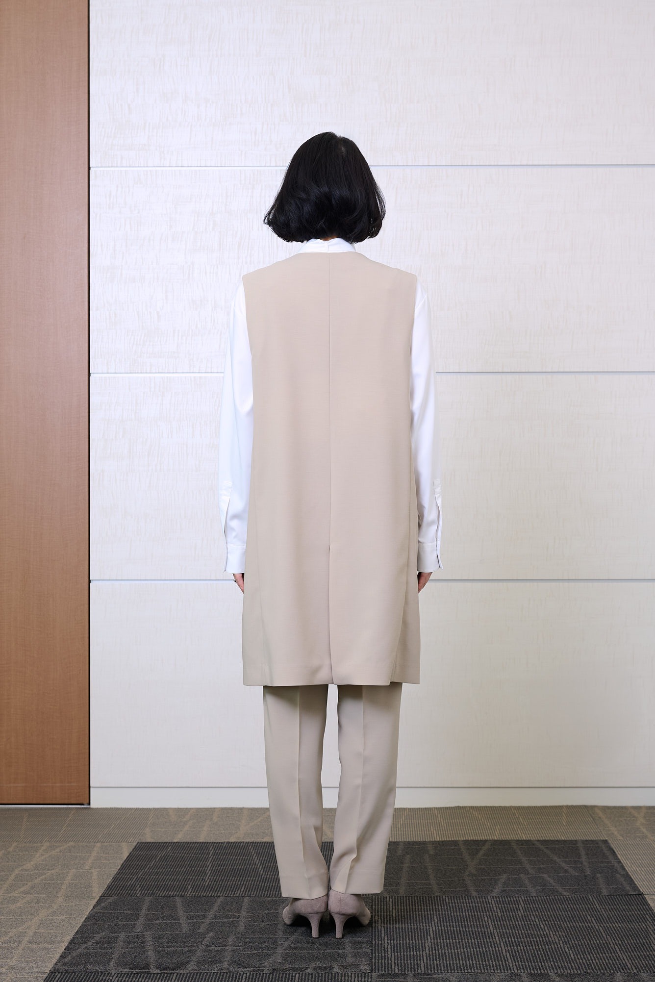 後ろから見た　「洋服の青山」ジレパンを着るママエディター高橋夏果