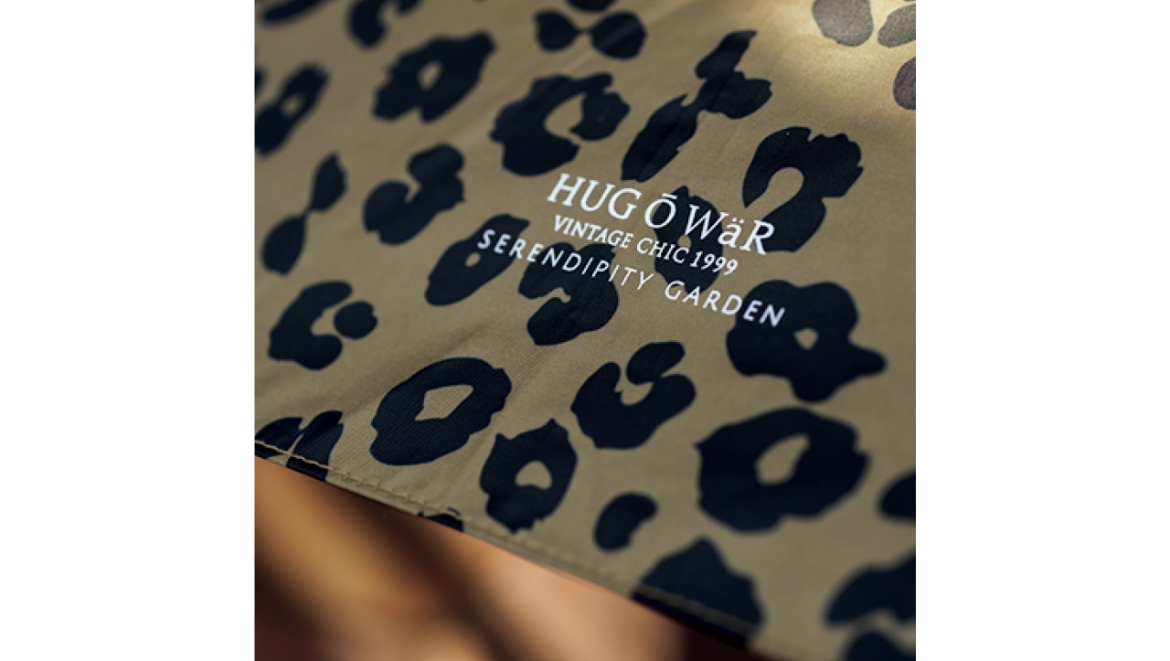 傘を広げると、「HUG Ō WäR」のロゴがポイントに。対面にはマッキントッシュ フィロソフィーのロゴをプラス。