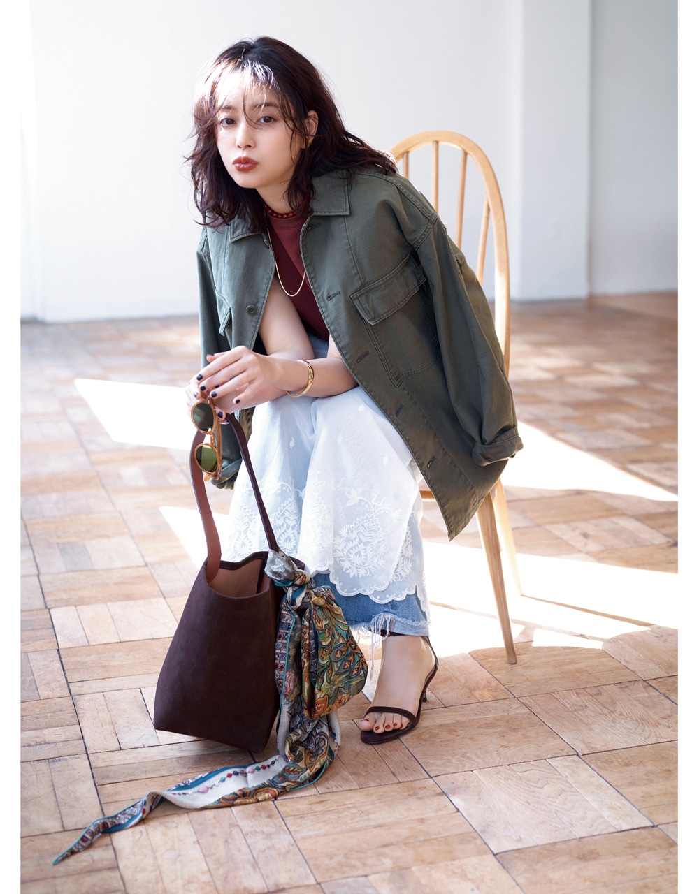 【SACRA（サクラ）】のカーキの辛口アウターコーデ 岸本セシルさん