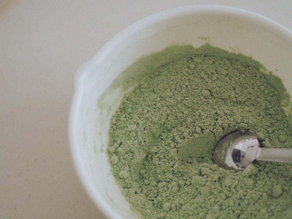 小麦粉に抹茶粉末を混ぜるところ
