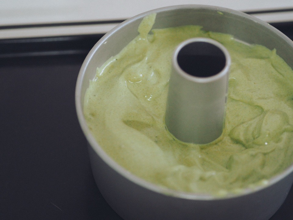 生地を型にながしたところ