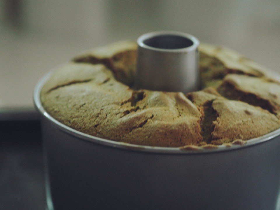 焼き上がりの抹茶シフォンケーキ