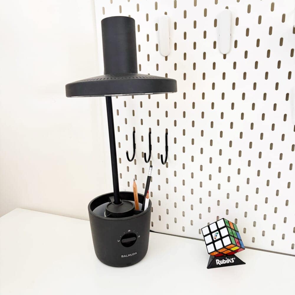 バルミューダ　デスクライト　机