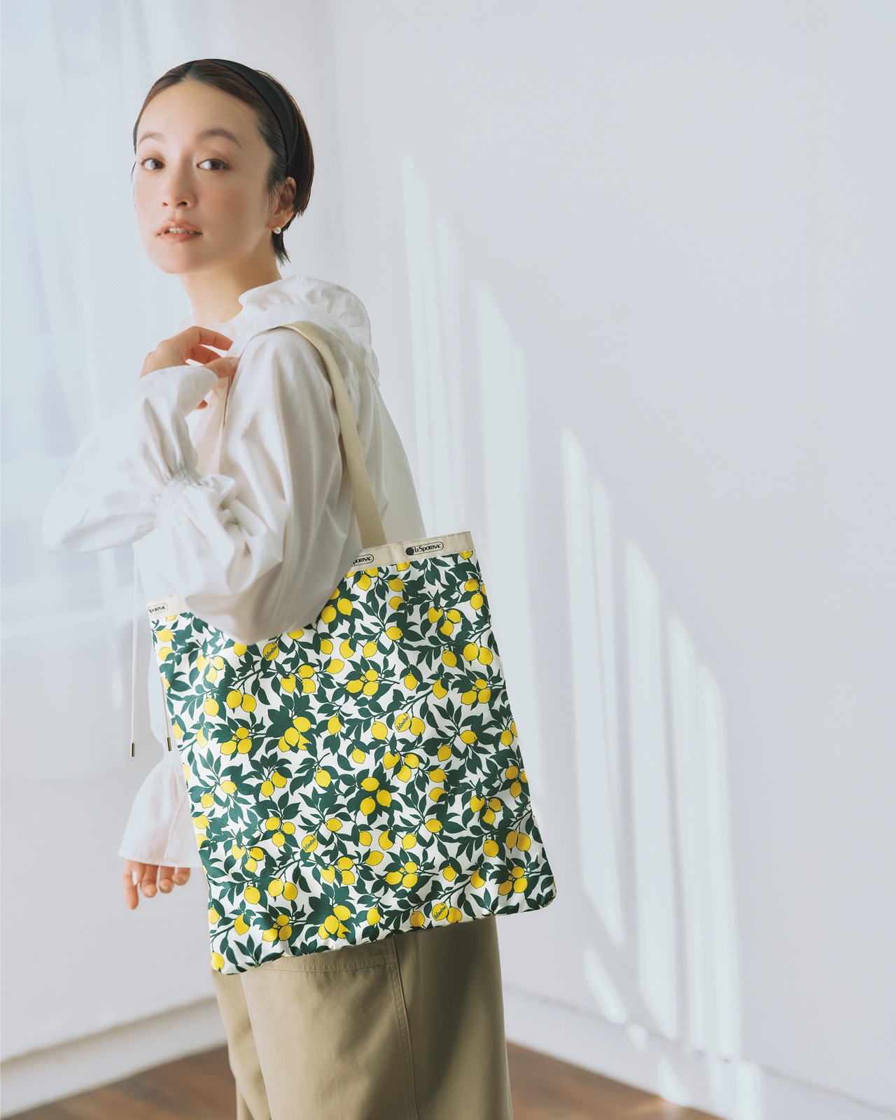 高山都さんの20th Anniv. LEE限定 LeSportsac(レスポートサック)【LEEマルシェ20th別注】LARGE EMERALD TOTE/レモンオーチャードのコーデ
