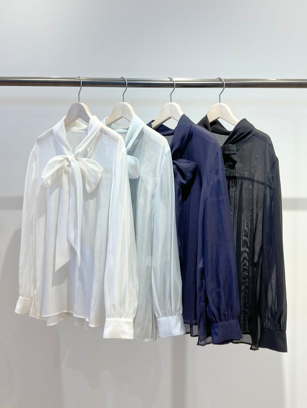 PLSTの「シアーボウタイブラウス」