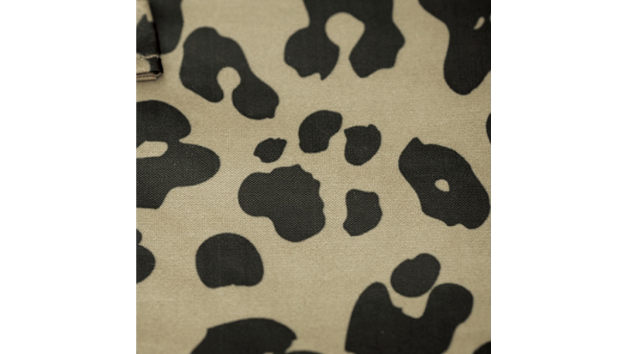 柄のイレギュラーな斑点をよく見ると、雅姫さんの愛犬の足あとが! そんな、キュートな隠れモチーフを探すのも楽しいレオパード。