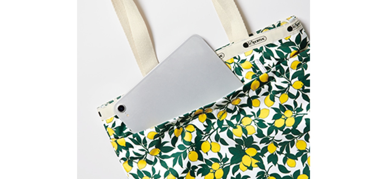 外ポケットは、タブレットも入る大サイズ。カードケースやスマホ入れにも役立ちます。