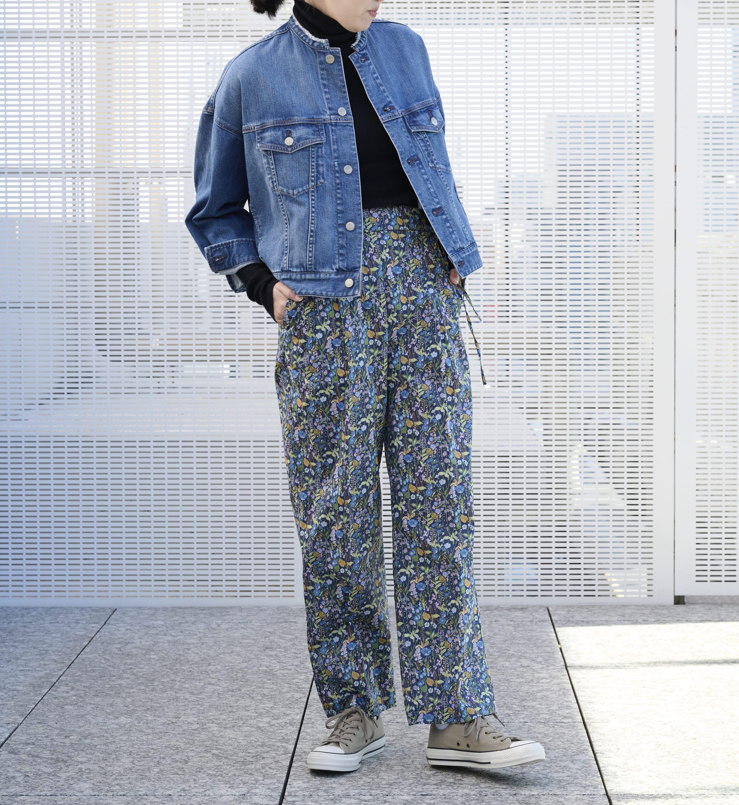 12closetのリバティプリントタックパンツをヘルシーデニムのジャケットと合わせたコーデ