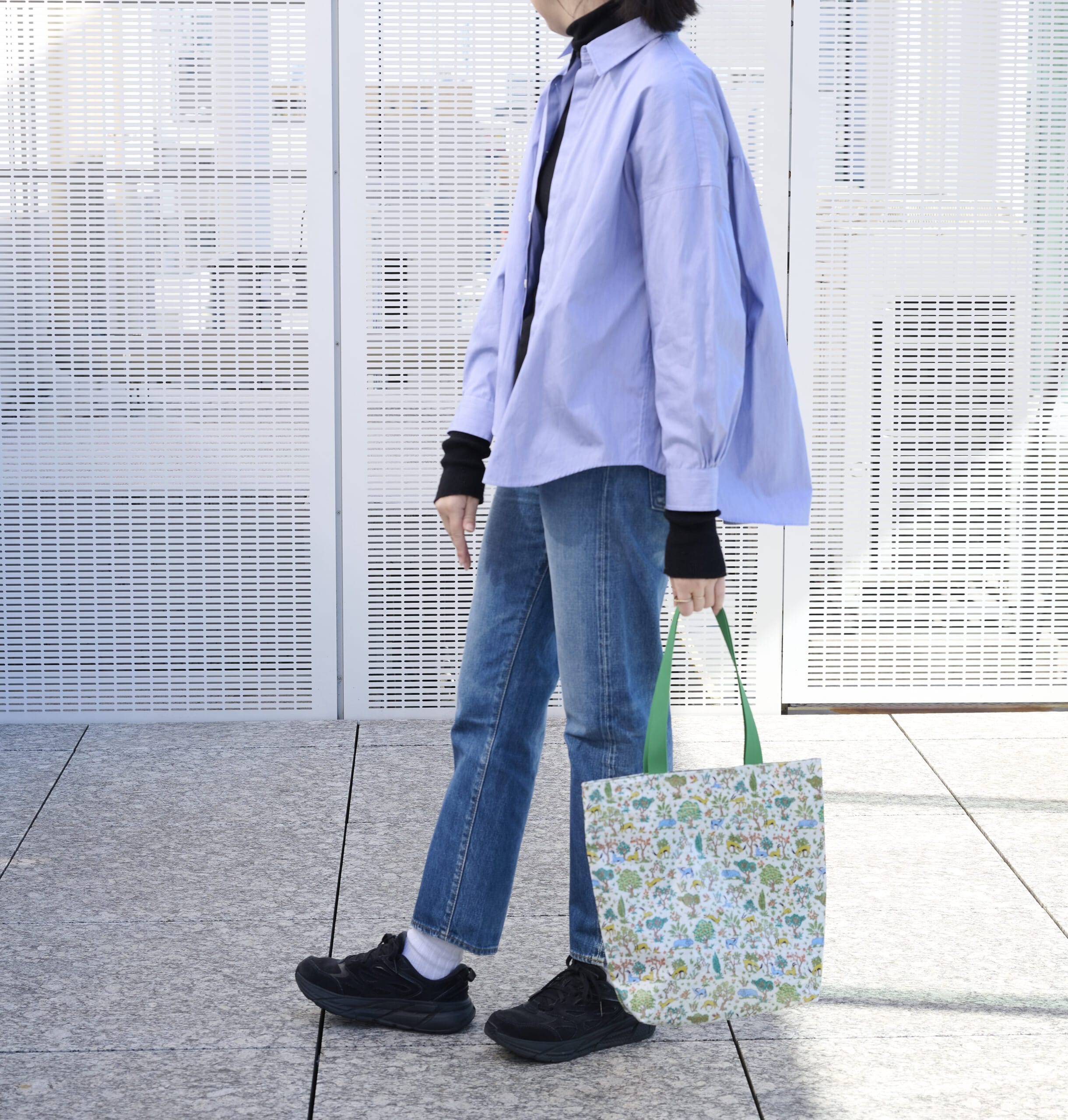 12closetのリバティプリントPVCトートバッグを持ったコーデ