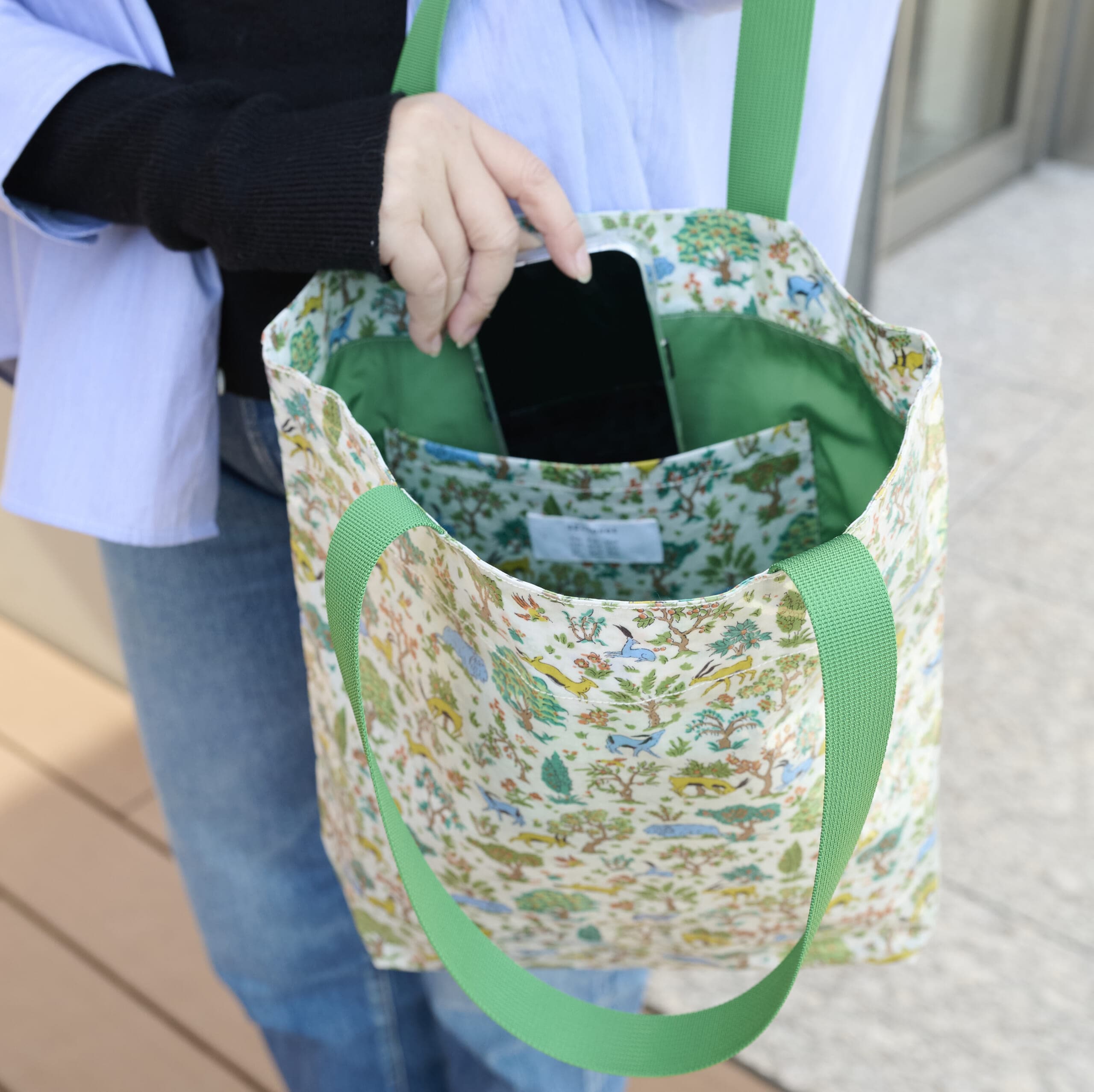 12closetのリバティプリントPVCトートバッグの内ポケット