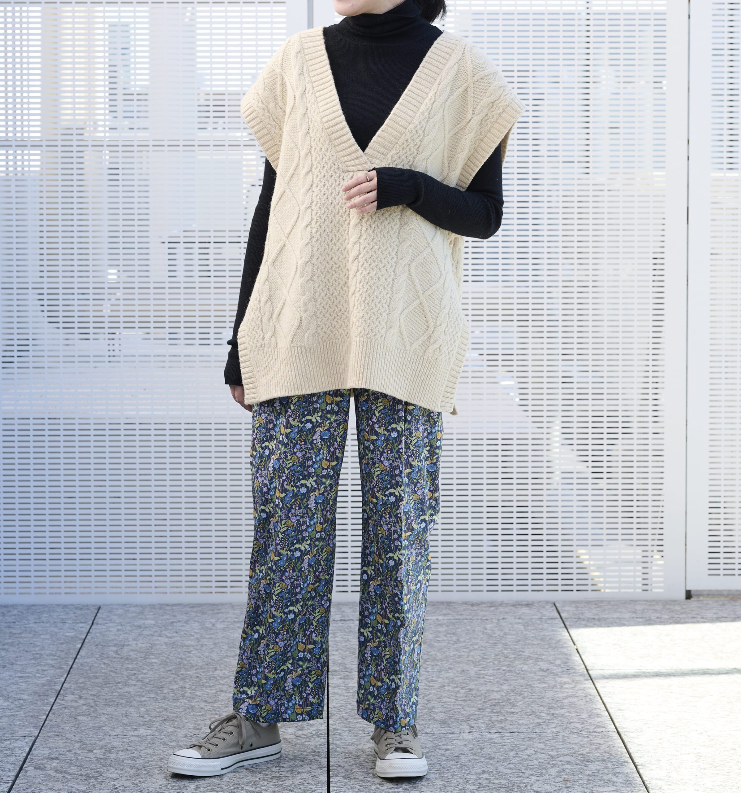 12closetのリバティプリントタックパンツをニットベストと合わせたコーデ