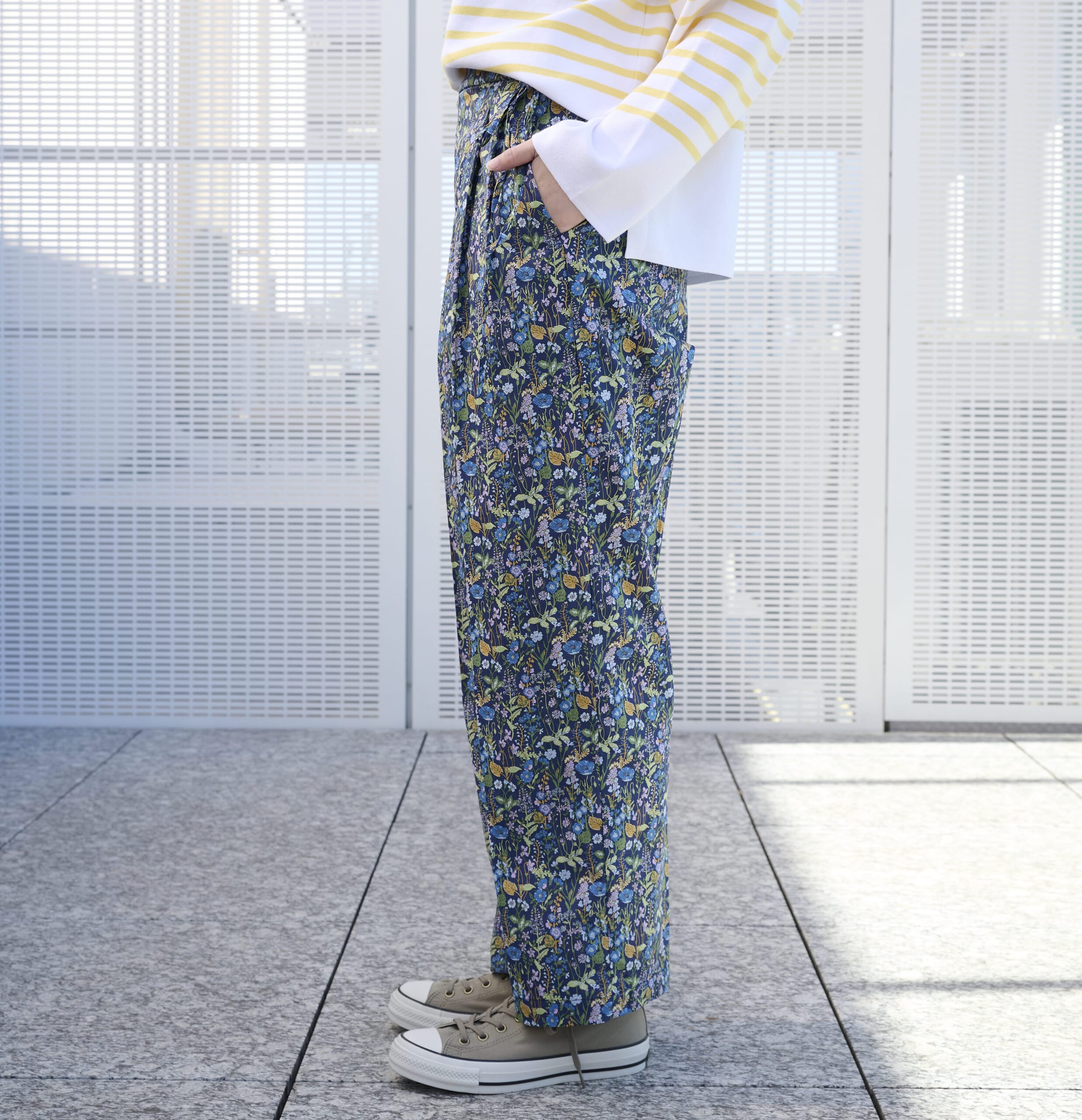 12closetのリバティプリントタックパンツを試着した横姿