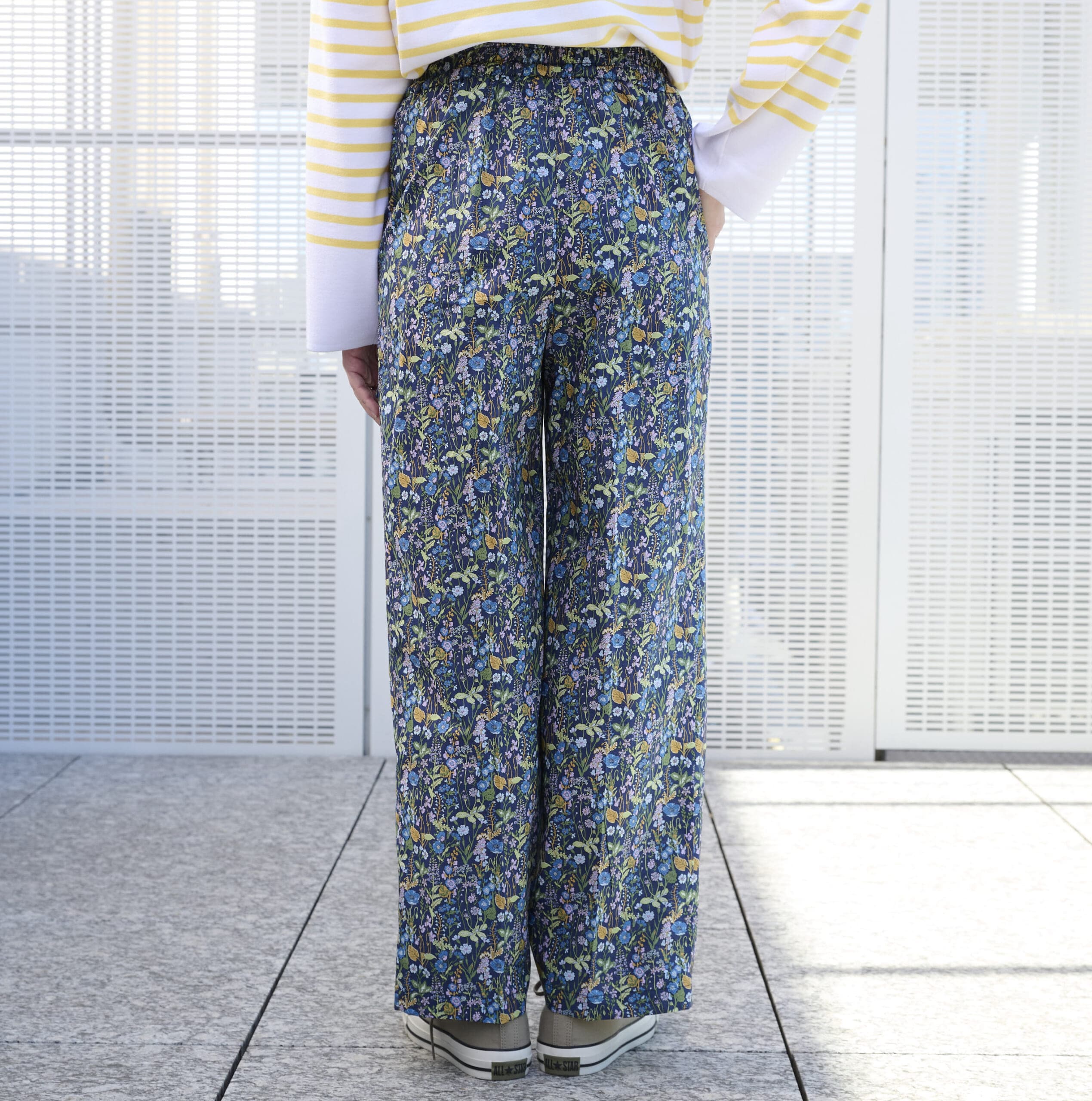 12closetのリバティプリントタックパンツを試着した後ろ姿