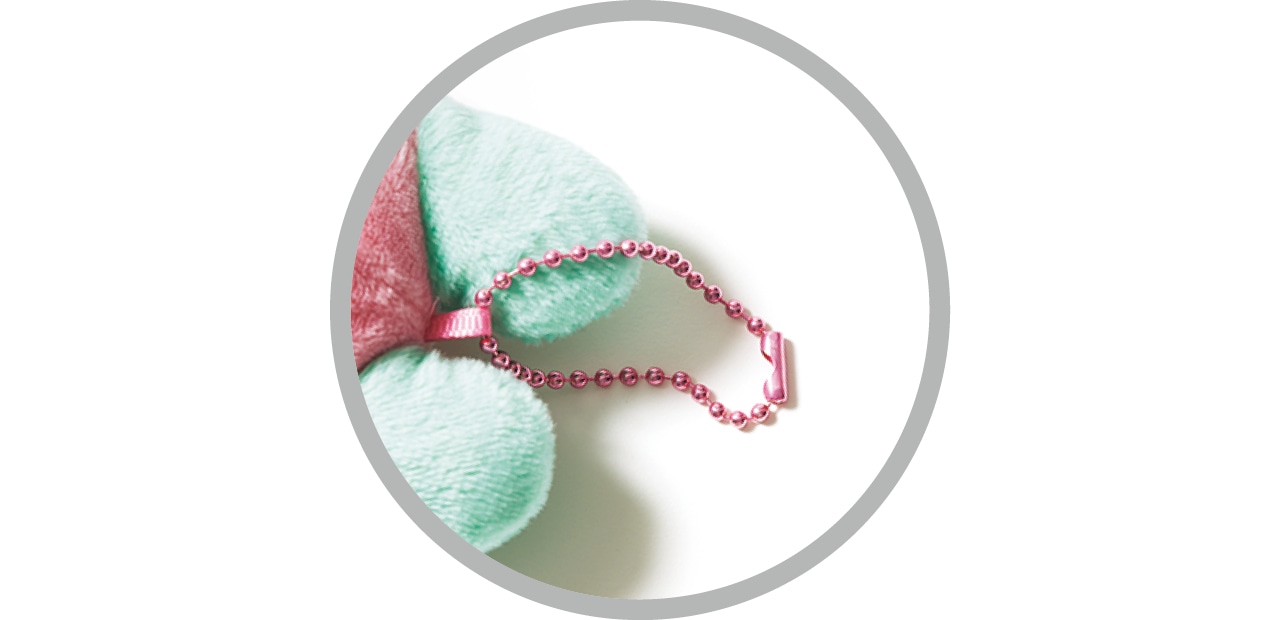 同色のボールチェーン付き