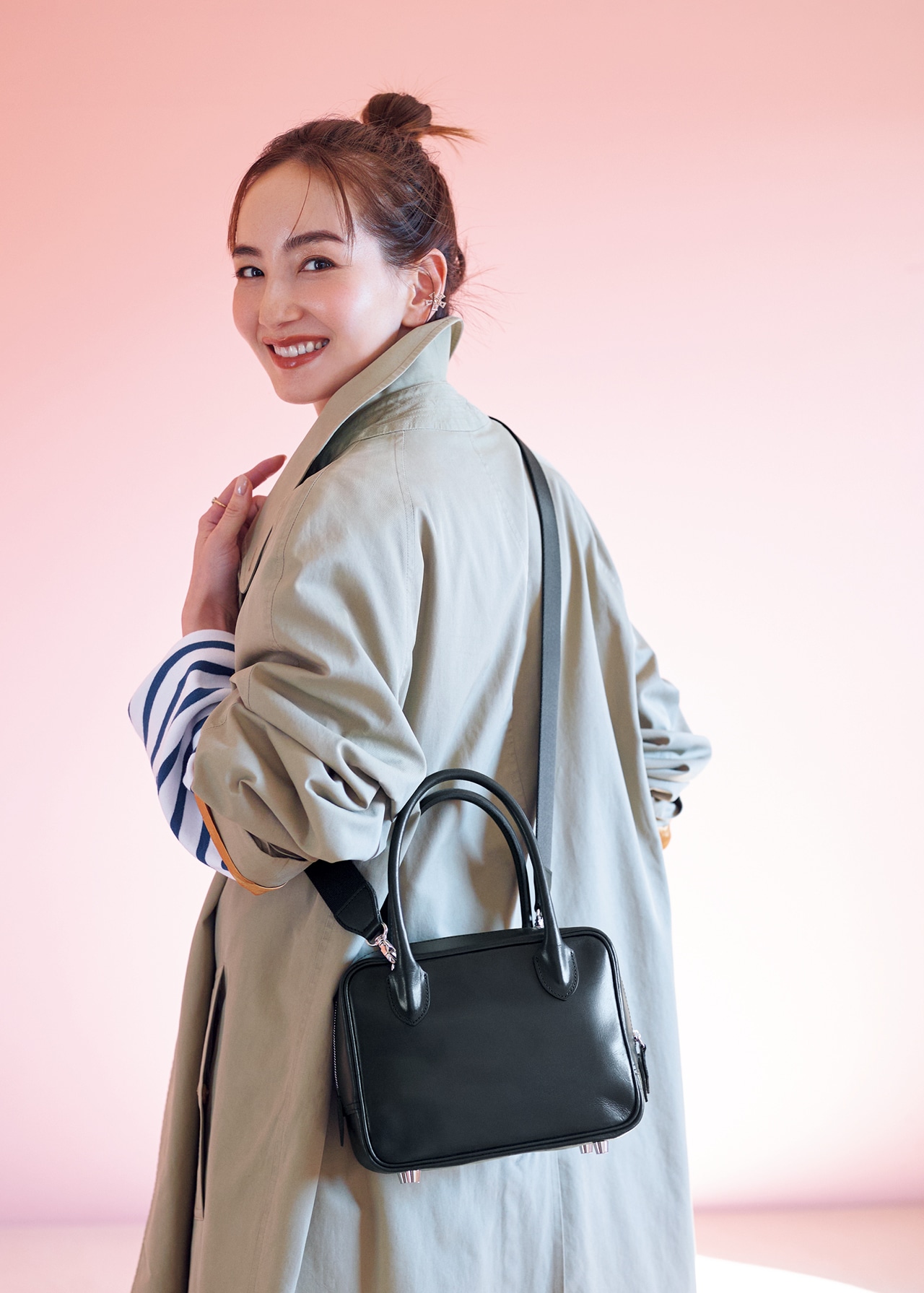 辻元舞さんの20th Anniv. LEE限定 Oblada（オブラダ）【LEEマルシェ20th別注】STEADY BAG MINI SHORT HANDLEのコーデ 背面