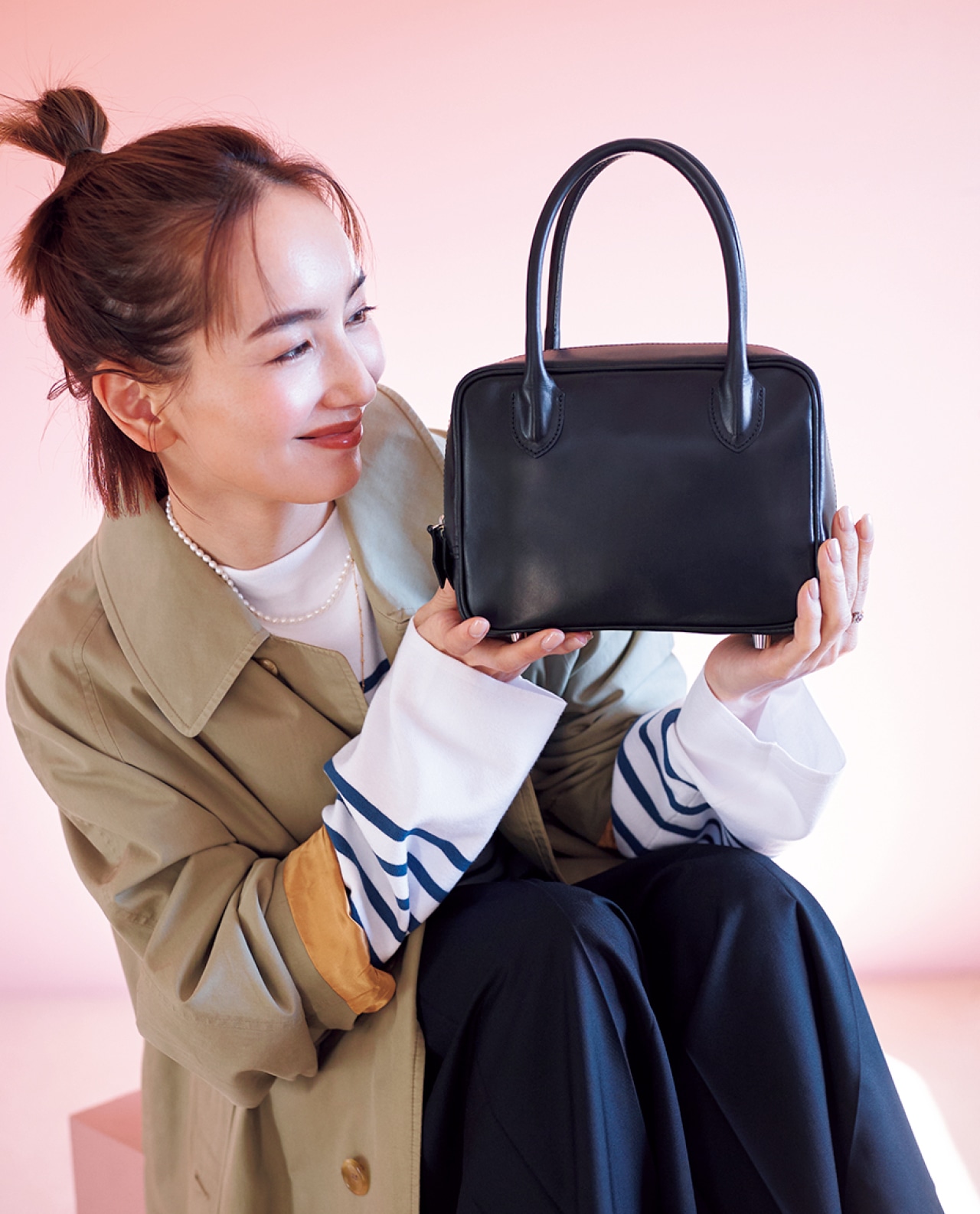 辻元舞さんの20th Anniv. LEE限定 Oblada（オブラダ）【LEEマルシェ20th別注】STEADY BAG MINI SHORT HANDLEのコーデ 前面