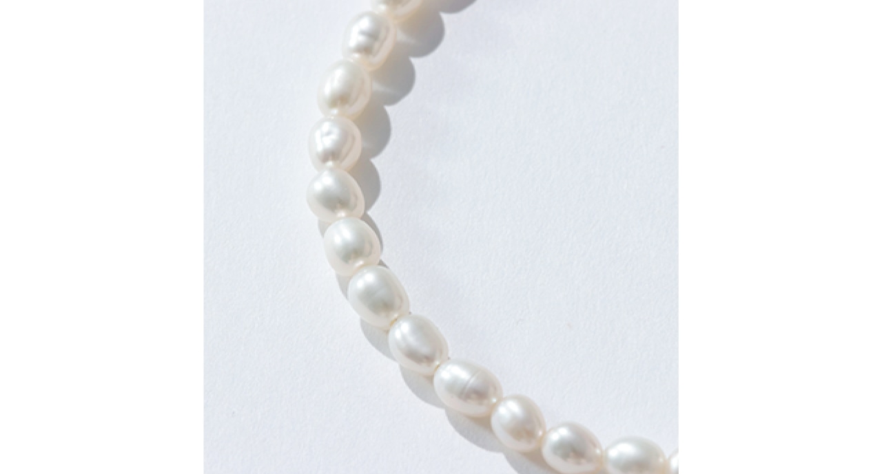 デザイナーが選び抜いた、美しくて愛らしいオーバルシェイプの淡水パールに注目を。